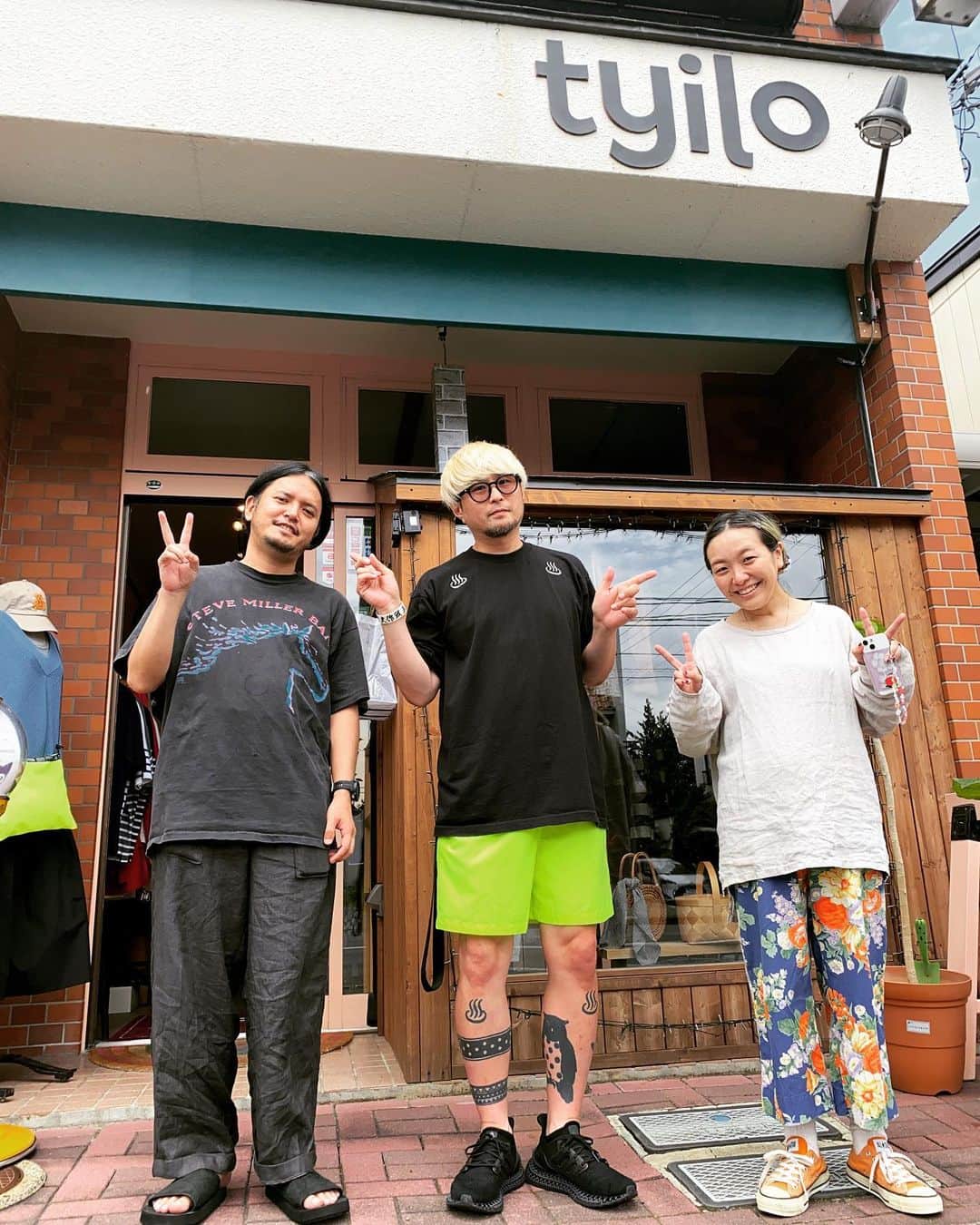 のインスタグラム：「【盛岡最高ショップtyilo(トイロ)】 今日はオープン前に城西町13にある「tyilo(トイロ。十人十色の意味)」にてお買い物！欲しかった蛍光イエローのショーパンゲット！他にも色々服や雑貨がたくさんなので写真展前後に是非！！！8/27のLOSTAGEのツアー(ゲストKUDANZ！)の前売りも3000円で販売中！！！ #盛岡　#トイロ　#tyilo #盛岡雑貨　#盛岡アパレル　#盛岡ショップ」