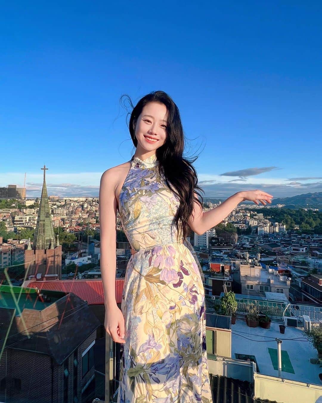 イ・シウォンのインスタグラム：「서울 하늘 💙🕊️✨」