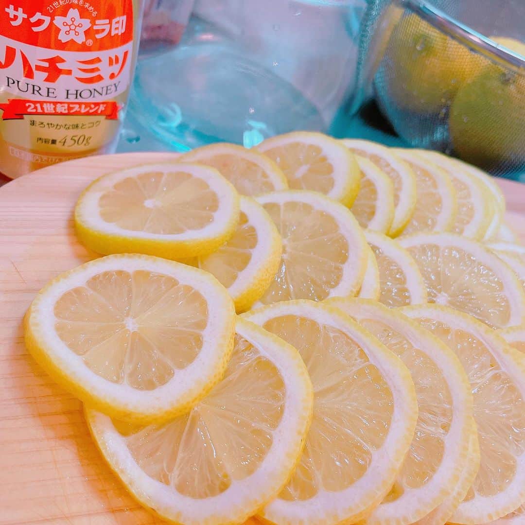 大森日雅さんのインスタグラム写真 - (大森日雅Instagram)「朝、はちみつレモン作った🍯🍋 この夏お世話になります♡ ⢄⠜༶✩⡱༶☽ 無心でレモンの輪切り 楽しかった。  え。はちみつ足りないじゃん！ってなって この後、また買って足しました笑」7月8日 13時47分 - nichika_omori