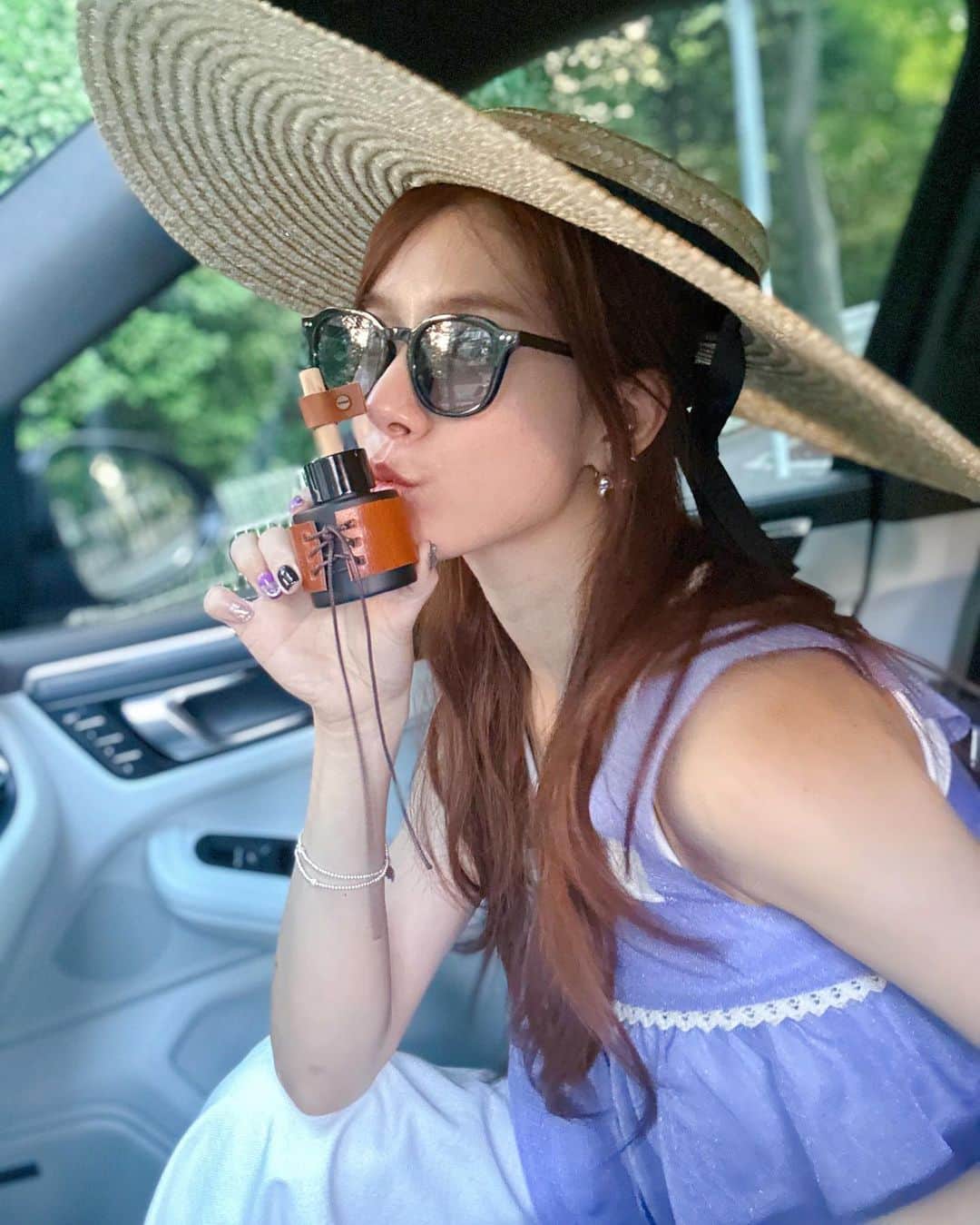 キム・ソウンのインスタグラム：「고급진 디자인+향 😎  내차 필수템🤎  #따꿈디퓨저 #자동차디퓨저 #차량용방향제」
