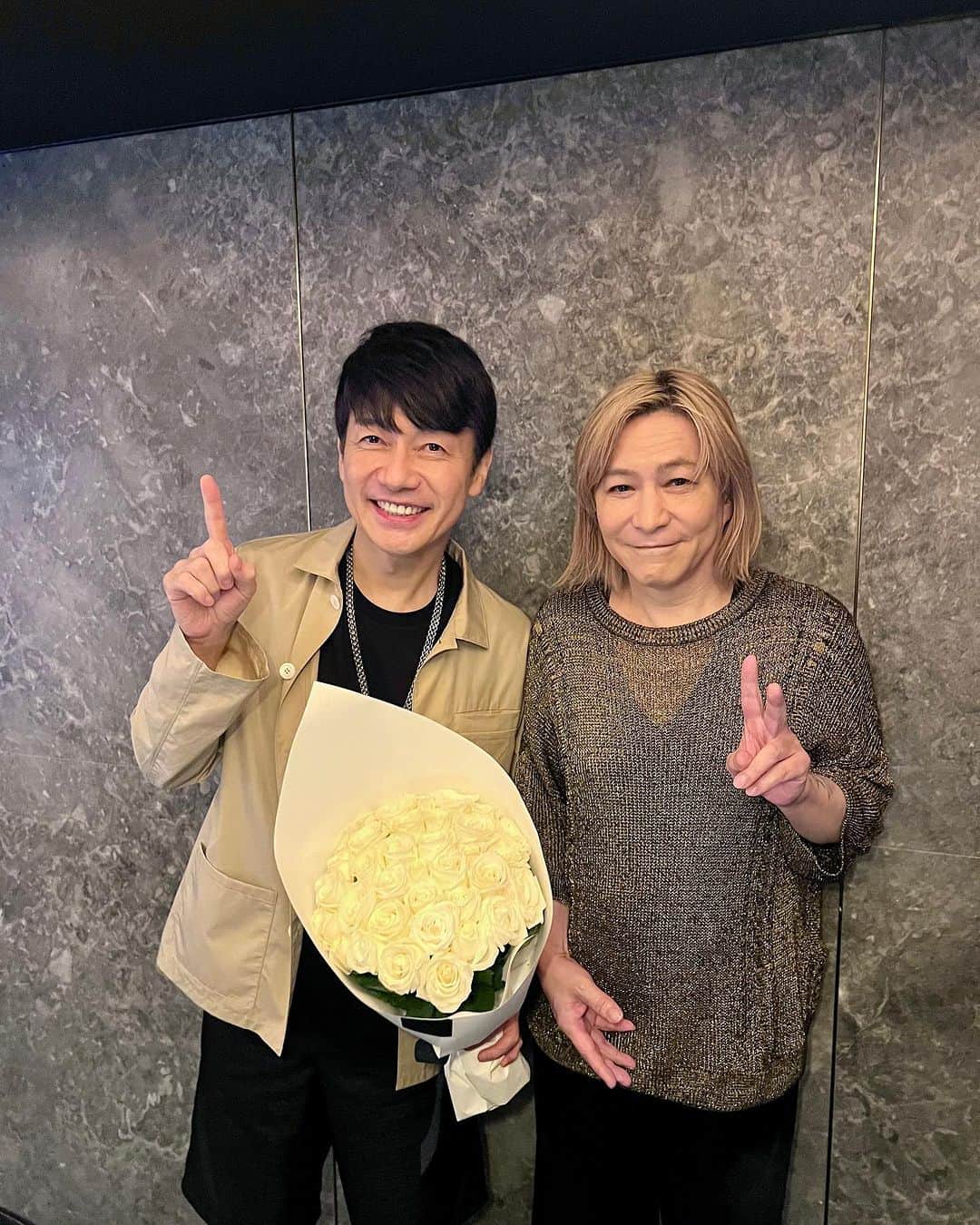熊谷正寿のインスタグラム：「本日15時〜ぜひご覧ください  公式ライブはこちらから→https://tower.gmo/live/event/12/  僕もインスタLIVEするよ→　https://instagram.com/masatoshi_kumagai/  GMO、8日に音楽イベント　小室哲哉氏がピアノ演奏 - 日本経済新聞  https://www.nikkei.com/article/DGXZQOUC071FN0X00C23A7000000/  「アートの街・用賀」に「音楽の彩り」を提供すべく週末の「GMOインターネットTOWER」をストリートミュージシャンに開放します。  用賀の皆様に喜んでもらえたらいいな。  （ストリートミュージシャンではありませんが）弊社の社歌を作って頂いた小室哲哉さんに、本日15時〜こけら落としお願いしました！  #小室哲哉 #gmoインターネットグループ #gmoインターネットtower #用賀 #ストリートミュージシャン」