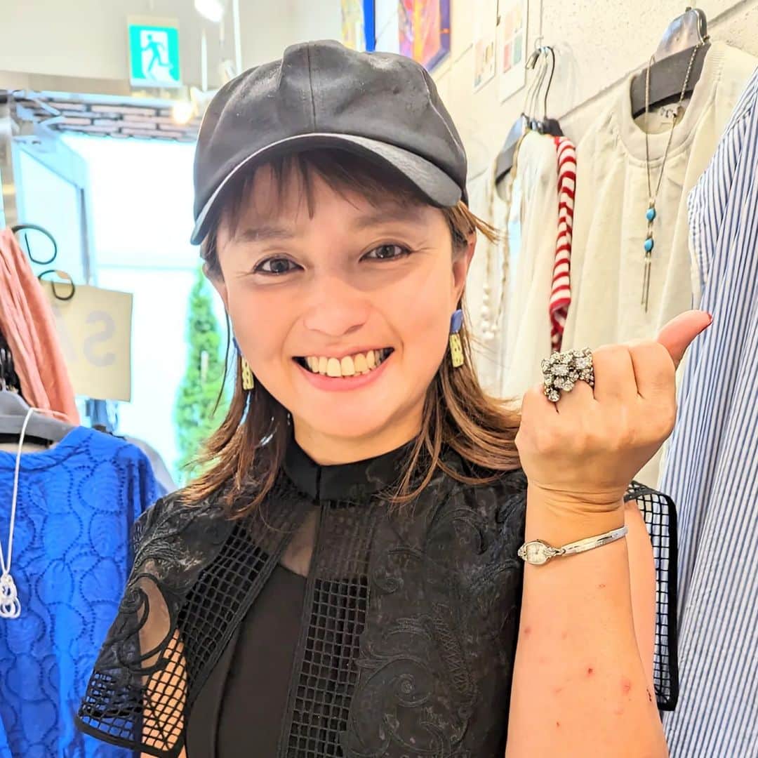 平井富子のインスタグラム：「美女登場！  平井さーん！  筑波から、マイちゃんが10年？振りに来てくれました！ 相変わらず可愛い〜♥  オープン当時、お客様で来店。あまり性格が良いので、直ぐスカウト。しばらくお店を手伝ってもらいました。良い思い出〜  TVや雑誌に何度も掲載された、人気ナンパーワンのスワロフスキーリングを気に入って頂きました。 きっと良いこと有りますよ！  先日、行ってきたハワイのお土産を頂きました。ありがとうございます。  また、遊びに来てください～」