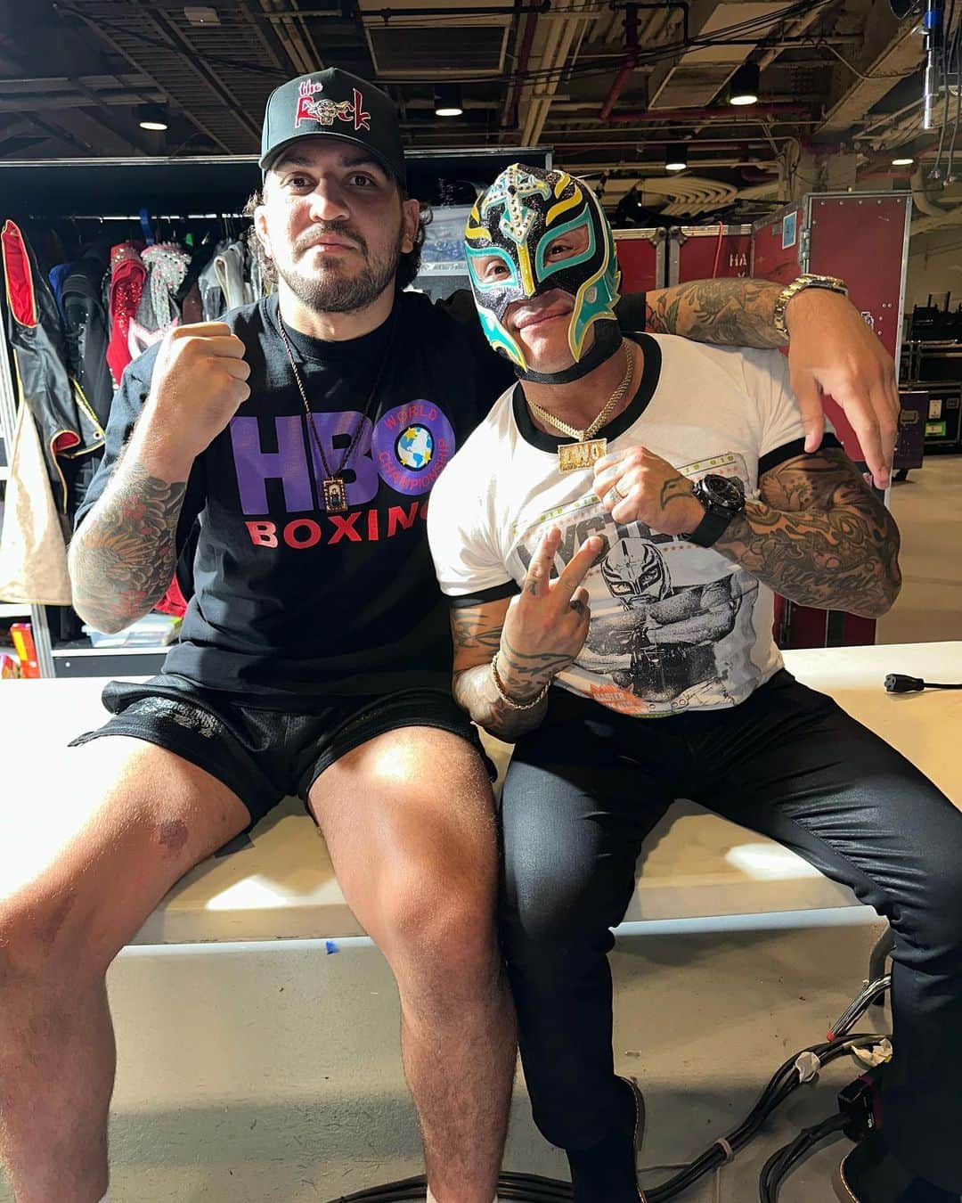 レイ・ミステリオ・ジュニアのインスタグラム：「growing up watching the legend Rey Mysterio gave us little guys hope, size means nothing we take out all comers 😤 🇲🇽」