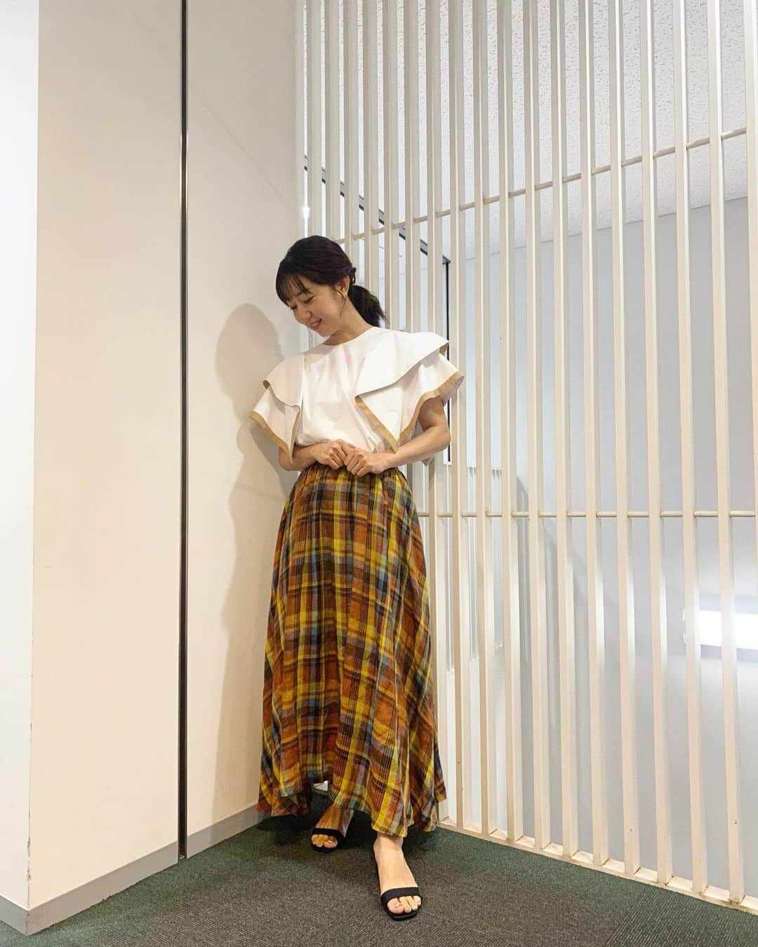 豊崎由里絵のインスタグラム：「. ABC「正義のミカタ」ご覧いただきありがとうございました〜！😍 これで今週のお仕事終わり！ 明日は子どもたちと何しようかなあ🥹 今日はパパが朝から公園に 連れて行ってくれたらしく、 これから合流します🤣！  今日の衣装はこちら✨ ブラウス、スカート @selectshop.dosdiosas  スタイリスト @stylist_franc chie oshitani」