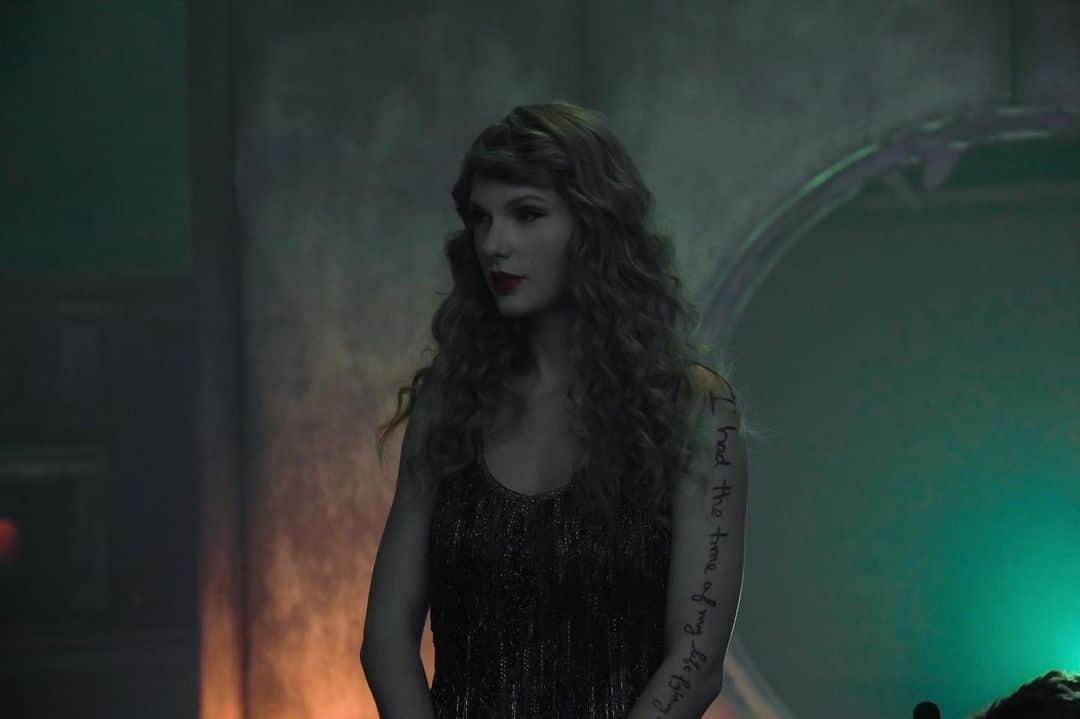 テイラー・スウィフトのインスタグラム：「WELL. SO. I’ve been counting down for months and finally the ‘I Can See You’ video is out. I wrote this video treatment over a year ago and really wanted to play out symbolically how it’s felt for me to have the fans helping me reclaim my music. I had my heart set on @joeyking, @taylorlautner and @helloimpresleycash starring in it. Joey and Presley had been in the video for ‘Mean’ when they were 9 and 13 and they are back and so ridiculously bad ass!! Taytay is INCREDIBLE in this (didn’t have a stunt double!) and shout out to @taylautner for being so awesome to hang with on set. The Tale of 3 Taylors 😆 I always wanted to direct fight scenes/a heist storyline and had the most incredible time plotting this out with my amazing DP @selajon. So proud of this one.」