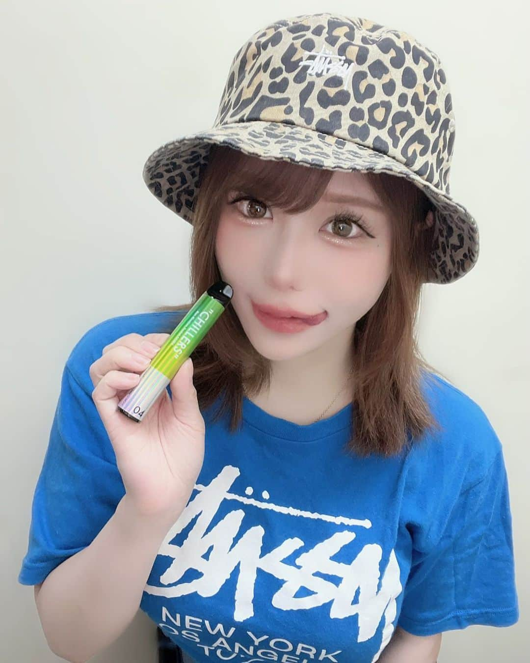 森カノンのインスタグラム：「🍎🍇🍋🍐  てんちむちゃんがアンバサダーのCHILLRES🪄︎︎  持ち運びシーシャには珍しく 2000回も吸引出来ちゃうのが凄い💯  もちろんニコチンタール0だから 受動喫煙も副流煙も無いしタバコ特有の 匂いもなし❌グレープフルーツとライチの 甘くて爽やかな香りがいい感じ🫶🏻  今ならフォロワー様限定の 10％OFFクーポンがあるよ🉐🉐🉐  セットが最安値で買えるから みんなも #CHILLERS 買ってみてね🩷  特別クーポンは▶️▶️▶️『mkanon 』  フレーバーも豊富です✨  ▶PASSIONFRUIT×MANGP ▶PINA COLADA ▶VIOLET×ROSE×MINT ▶GRAPEFRUIT×LYCHEE×MINT ▶EARL GREY×MIXED BERRY ▶DOUBLE APPLE ▶MILK TEA X ZAKURO X MINT ▶CAFE AU LAIT X MINT  PR #てんちむ#シーシャ #シーシャバー #シーシャカフェ #電子タバコ #シーシャ女子 #シーシャ好きと繋がりたい #禁煙 #持ち運びシーシャ」