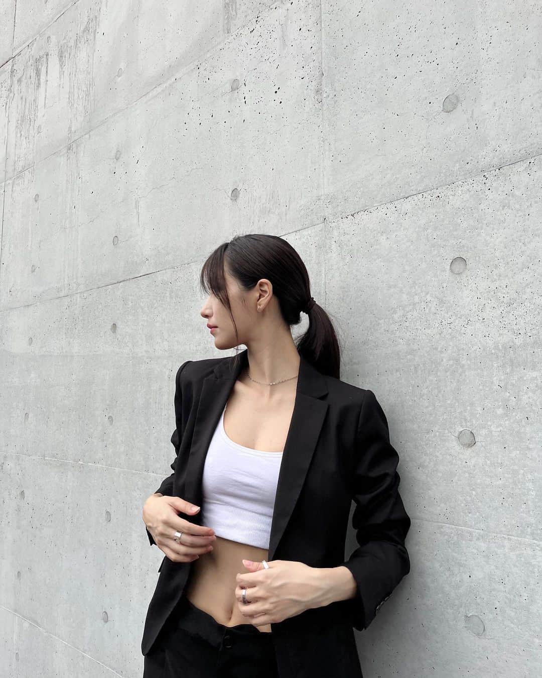 荒山みなみのインスタグラム：「たくさんのご注文 誠にありがとうございます。 受注可能な日程はあと2日です。 ・ ・ 職人が手作業で一つ一つ作り上げる特別なリング。  ブランドの名でもある「the tactical」は戦略的という意味合いがあり 今を輝く人に必要不可欠な自己を大切に生きるための戦略的力を 身につける人に与えたいという願いを込めています。  今回、ttt初のオリジナルリングとして 「the tactical」の頭文字を刻印した the tactical tokyo original ring 00  さらに  the tactical tokyo original ring 01.02は  完璧とはそれ以上の成長の余地がなく、そこで停滞する壊れやすいもの。 不完全なものを磨き上げる過程でこそ美しさを見出せる。  というメッセージをリングに込め 不完全であることの美しさを 欠けているイメージの台座・クロスの変形リングとしてデザインしました。  全てのリングを期間限定受注販売で お作りさせていただきます。 7月7日-9日でお受け付けいたします。  @ttt.accessory」