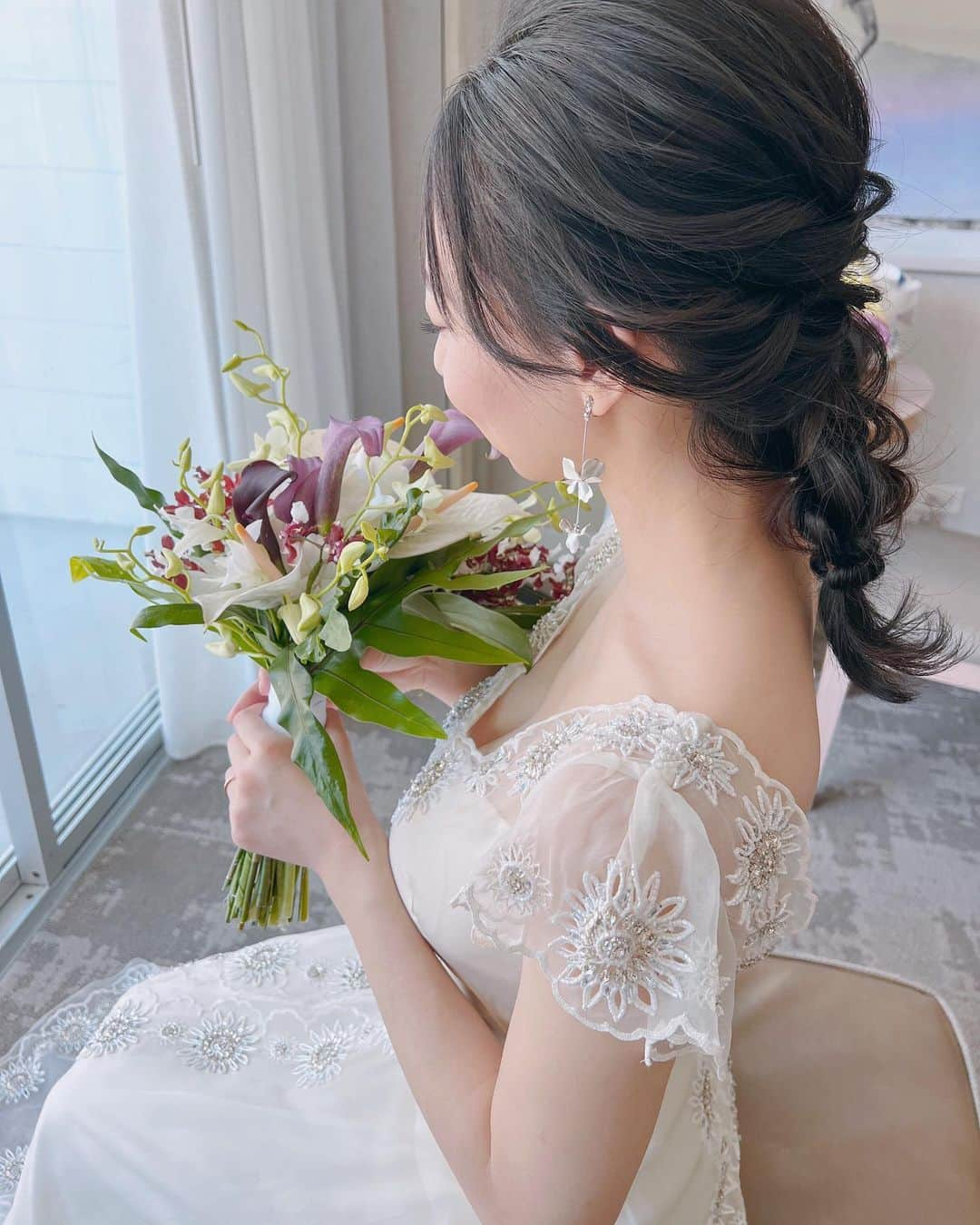 Yukari Ogayaのインスタグラム：「Hawaii wedding 2023 … Twisted hair🤎🫶🏻 . 目がキラキラの花嫁様 黒髪サラサラヘアを ビーチ撮影用に作ったスタイル🫧 .  . Hair and makeup by @yukariogaya  . . . .  #2023 #thisisyukaristyle #hawaiiwedding  #destinationwedding  #bridehair  #bridalmakeup  #weddinghairstyles  #updospecialist  #ハワイウェディング #海外ウェディング #花嫁ヘア  #花嫁ヘアメイク  #海外花嫁 #ヘアアレンジ  #ハワイヘアメイク」