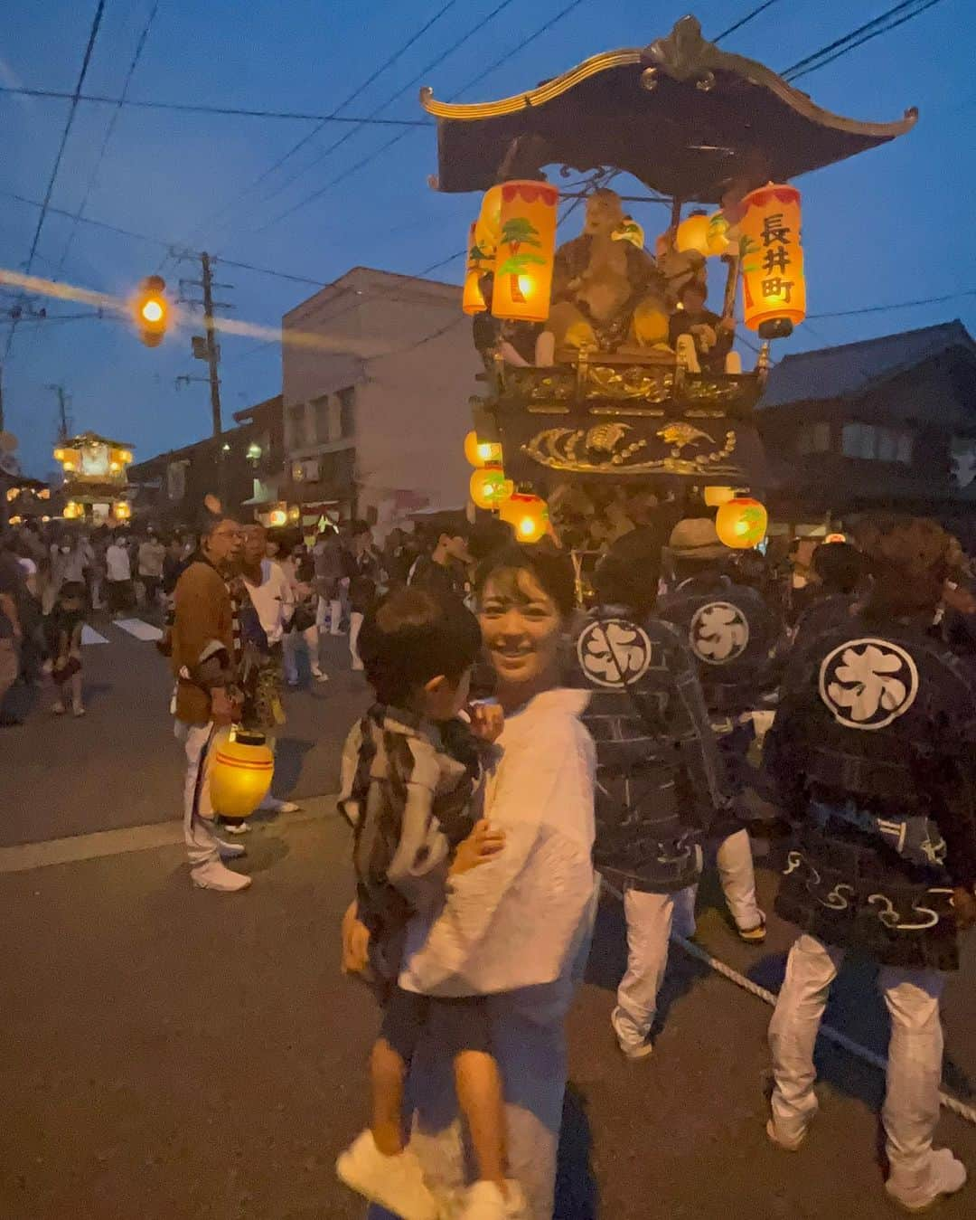 松本莉緒さんのインスタグラム写真 - (松本莉緒Instagram)「新潟県村上市 #村上大祭 おしゃぎりの夜🏮🎋 ⁡ ⁡ 7/6-7 と2日間、村上大祭(むらかみたいさい) に 主人の義父母、家族で行ってきました♪ ⁡ ⁡ 4年ぶりの開催とあって皆さま楽しみにされていたのでしょうね🥹こんなに人が沢山いたのね⁈という位沢山の人達で溢れていました✨✨ ⁡ ⁡ お祭りの日はどこのお店もお祭りに参加する為にお店をお休みにされるのだそう。凄い気合いの入れようです😳💓 ⁡ ⁡ お天道様も味方して下さり2日間とも気持ちい風吹く夜でした🥹✨ ⁡ ⁡ 家族みんなで今年初めての浴衣を着て行きました✨カロンコロンという下駄の音と、オレンジ色の提灯がいいムードで心地よかったです🏮👘 ⁡ ⁡ とにかく！初おしゃぎりは圧巻の一言！✨ 息子は恐がって固まってました笑。 これから息子にとっては、近場のお祭りとして 友達と遊びに来たり、青春を過ごす場になるんだなぁと思うと..少し羨ましいです☺️💓 ⁡ ⁡ 私たちも毎年気楽に行けると思うととても嬉しい🥹💓来年、7/6-7/7 今から予定空けておかなきゃ🌾皆さまも是非❣️💓 ⁡ ⁡ □おしゃぎりとは？？ ⁡ 7月6日（宵祭り）から7日（本祭り）にかけて村上の伝統産業である彫刻や漆塗りを施し、金銀の飾りをつけた絢爛豪華なシャギリ屋台が市の中心部を巡る村上大祭。 県下三大祭りの一つに数えられるこの大祭は、三基の神輿に御神霊を奉遷し、太鼓を先導とする長い行列が各町内を巡行する｢お旅神事｣です。 ⁡ ※村上市公式ウェブサイトより。 ⁡  ====================  ・NHK 『絶景YOGA』 オデマンドにて視聴可能✨  ・テレビ新潟 TeNY  情報番組 『新潟一番』 7/13 16:00〜  松本莉緒生出演決定 ✨  ・TeNY お出かけメディア 025 7/8 20:00〜 配信‼︎ 『松本莉緒のぱくぱく日記。』グルメコラム✨ @zeroniigo_teny   ====================  #新潟県 #村上市 #夏祭り #おしゃぎり #2023浴衣 #白浴衣  #松本莉緒」7月8日 14時20分 - matsumoto_rio1022