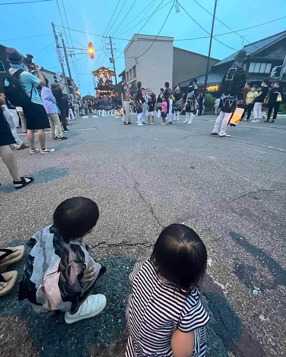 松本莉緒さんのインスタグラム写真 - (松本莉緒Instagram)「新潟県村上市 #村上大祭 おしゃぎりの夜🏮🎋 ⁡ ⁡ 7/6-7 と2日間、村上大祭(むらかみたいさい) に 主人の義父母、家族で行ってきました♪ ⁡ ⁡ 4年ぶりの開催とあって皆さま楽しみにされていたのでしょうね🥹こんなに人が沢山いたのね⁈という位沢山の人達で溢れていました✨✨ ⁡ ⁡ お祭りの日はどこのお店もお祭りに参加する為にお店をお休みにされるのだそう。凄い気合いの入れようです😳💓 ⁡ ⁡ お天道様も味方して下さり2日間とも気持ちい風吹く夜でした🥹✨ ⁡ ⁡ 家族みんなで今年初めての浴衣を着て行きました✨カロンコロンという下駄の音と、オレンジ色の提灯がいいムードで心地よかったです🏮👘 ⁡ ⁡ とにかく！初おしゃぎりは圧巻の一言！✨ 息子は恐がって固まってました笑。 これから息子にとっては、近場のお祭りとして 友達と遊びに来たり、青春を過ごす場になるんだなぁと思うと..少し羨ましいです☺️💓 ⁡ ⁡ 私たちも毎年気楽に行けると思うととても嬉しい🥹💓来年、7/6-7/7 今から予定空けておかなきゃ🌾皆さまも是非❣️💓 ⁡ ⁡ □おしゃぎりとは？？ ⁡ 7月6日（宵祭り）から7日（本祭り）にかけて村上の伝統産業である彫刻や漆塗りを施し、金銀の飾りをつけた絢爛豪華なシャギリ屋台が市の中心部を巡る村上大祭。 県下三大祭りの一つに数えられるこの大祭は、三基の神輿に御神霊を奉遷し、太鼓を先導とする長い行列が各町内を巡行する｢お旅神事｣です。 ⁡ ※村上市公式ウェブサイトより。 ⁡  ====================  ・NHK 『絶景YOGA』 オデマンドにて視聴可能✨  ・テレビ新潟 TeNY  情報番組 『新潟一番』 7/13 16:00〜  松本莉緒生出演決定 ✨  ・TeNY お出かけメディア 025 7/8 20:00〜 配信‼︎ 『松本莉緒のぱくぱく日記。』グルメコラム✨ @zeroniigo_teny   ====================  #新潟県 #村上市 #夏祭り #おしゃぎり #2023浴衣 #白浴衣  #松本莉緒」7月8日 14時20分 - matsumoto_rio1022