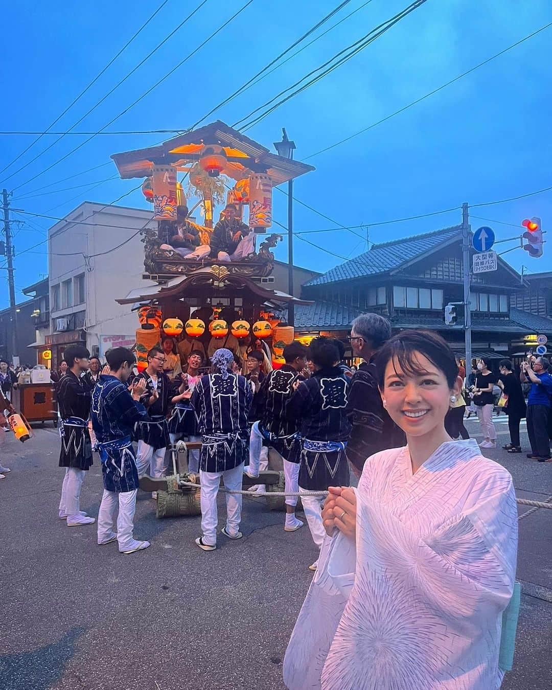 松本莉緒のインスタグラム：「新潟県村上市 #村上大祭 おしゃぎりの夜🏮🎋 ⁡ ⁡ 7/6-7 と2日間、村上大祭(むらかみたいさい) に 主人の義父母、家族で行ってきました♪ ⁡ ⁡ 4年ぶりの開催とあって皆さま楽しみにされていたのでしょうね🥹こんなに人が沢山いたのね⁈という位沢山の人達で溢れていました✨✨ ⁡ ⁡ お祭りの日はどこのお店もお祭りに参加する為にお店をお休みにされるのだそう。凄い気合いの入れようです😳💓 ⁡ ⁡ お天道様も味方して下さり2日間とも気持ちい風吹く夜でした🥹✨ ⁡ ⁡ 家族みんなで今年初めての浴衣を着て行きました✨カロンコロンという下駄の音と、オレンジ色の提灯がいいムードで心地よかったです🏮👘 ⁡ ⁡ とにかく！初おしゃぎりは圧巻の一言！✨ 息子は恐がって固まってました笑。 これから息子にとっては、近場のお祭りとして 友達と遊びに来たり、青春を過ごす場になるんだなぁと思うと..少し羨ましいです☺️💓 ⁡ ⁡ 私たちも毎年気楽に行けると思うととても嬉しい🥹💓来年、7/6-7/7 今から予定空けておかなきゃ🌾皆さまも是非❣️💓 ⁡ ⁡ □おしゃぎりとは？？ ⁡ 7月6日（宵祭り）から7日（本祭り）にかけて村上の伝統産業である彫刻や漆塗りを施し、金銀の飾りをつけた絢爛豪華なシャギリ屋台が市の中心部を巡る村上大祭。 県下三大祭りの一つに数えられるこの大祭は、三基の神輿に御神霊を奉遷し、太鼓を先導とする長い行列が各町内を巡行する｢お旅神事｣です。 ⁡ ※村上市公式ウェブサイトより。 ⁡  ====================  ・NHK 『絶景YOGA』 オデマンドにて視聴可能✨  ・テレビ新潟 TeNY  情報番組 『新潟一番』 7/13 16:00〜  松本莉緒生出演決定 ✨  ・TeNY お出かけメディア 025 7/8 20:00〜 配信‼︎ 『松本莉緒のぱくぱく日記。』グルメコラム✨ @zeroniigo_teny   ====================  #新潟県 #村上市 #夏祭り #おしゃぎり #2023浴衣 #白浴衣  #松本莉緒」