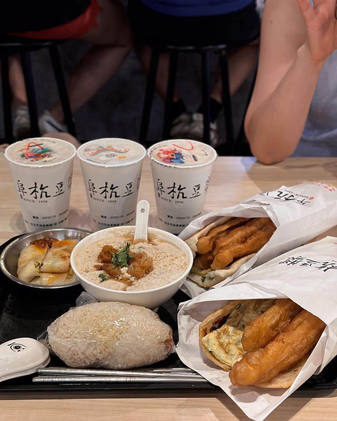 めいさんのインスタグラム写真 - (めいInstagram)「-- 朝活🍽️ あなたたち会うため朝からすっぴんデート☺️ 日本から来た友達が台湾で会えるなんて本当に嬉しかった！  一ヶ月3回にこの朝食屋さん食べに来た🤣 1時間並んでも価値があるお店 皆さん台湾の台北に来たら是非試してみてください！ ・ ・ ・　 ・ ・ ・  —  #instapic#日本#写真部#寫真#portrait#사진#朝活#breakfast#커피#ポートレート#japanesegirl#beauty#japan#photo_jpn#朝食#섹시#photo#taipei#フォロー#撮影#model#view#taiwan#tokyo#follow#portraitsedition  早上大素顏就是為了要跟你們約會 千里迢迢從日本過來真的嘰哩呱啦說不停非常開心💕  一個月來吃阜杭豆漿三次的me 不管排多久都要吃的早餐店 歡迎來台灣的台北吃看看☺️」7月8日 14時20分 - meitienlin1125