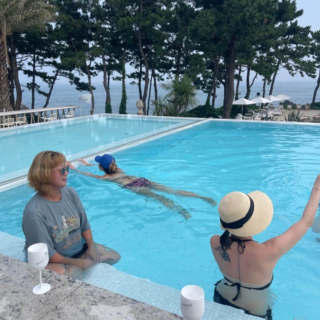 シム・ウンジンさんのインスタグラム写真 - (シム・ウンジンInstagram)「#시간을거슬러   얘들아~ 우리 진짜 첨엔 멀쩡했는데.. ㅋㅋㅋ  #초딩친구들  #제주여행  #누바비치 #만추안 #숙성도 #캠퍼트리호텔앤리조트」7月8日 14時22分 - eundung81