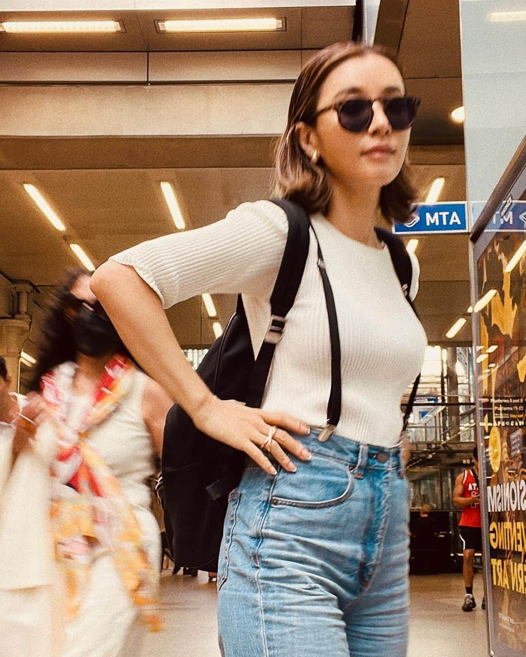 鈴木紗理奈のインスタグラム：「卒業式終え、リオトのChoir Europe Tourを観にわたしもユーロスターで欧州入りします。 ロンドンの発車駅セントパンクラス駅からドーバー海峡を海底トンネルで横断しフランス入国🇫🇷パリは日本と同じくらい暑かったけど寒がりの私には問題なし。パリ東駅は全線遅延での大混雑。 2時間遅れで22時、目的地へ到着。 全ては旅の醍醐味。なんなら少しのトラブルあった方がワクワクする根っからの旅好き。  車２時間走らせ、電車乗り継ぎのイギリスからフランスへの大移動日でした。フランスはパリを経由しメッスという美しい街にやってきました。 明日は更に北上する予定。  20代の頃ユーロスター乗って欧州横断するような人生でありますようにって思ってた。その時のイメージとはだいぶ違う乗り方やけど、逞しい人生である事は間違いないからオッケ👌  スレッズに旅日記していきます。 フォローよろしくね。 https://www.threads.net/@munehirovoice  #eurostar  #stpancrasinternational」
