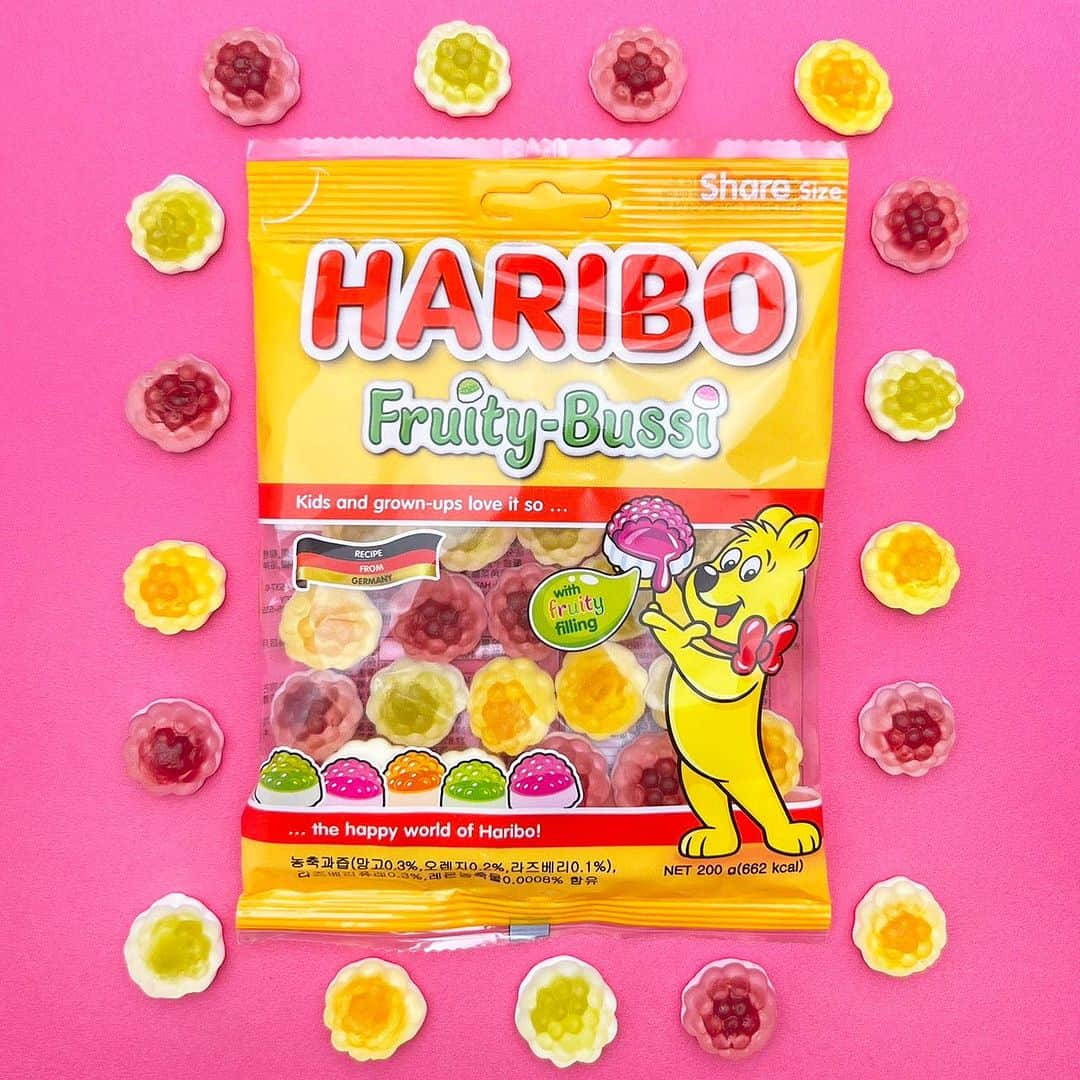 プラザ/PLAZAさんのインスタグラム写真 - (プラザ/PLAZAInstagram)「HARIBOキュートな形のグミ「フルーティキッス」🍊🍑💕 グミと、マシュマロのような食感のグミの2層構造になっていて、中にはフルーツ味のフィリングが入っています😍🌈✨フレーバーはオレンジ&ピーチ味(オレンジ色)、マンゴー&ラズベリー味(緑色)、ラズベリー&アプリコット味(赤色)の3種類🧡💚❤️  HARIBO ハリボー フルーティキッス 200g ¥453(税込)  #HARIBO #ハリボー #フルーティキッス #gummies #グミ #プラザ購入品 #PLAZA #プラザ #MINiPLA #ミニプラ #PLAZASTYLE #プラザスタイル @plazastyle @haribojapan」7月8日 14時26分 - plazastyle