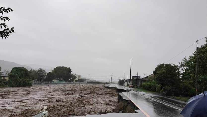 巻誠一郎さんのインスタグラム写真 - (巻誠一郎Instagram)「今も九州、西日本で雨が降り続いてますが、お気をつけください。  そしてこれ以上被害が大きくならないように願います。  また、熊本地震の時に甚大な被害を受けたロアッソ時代のチームメイトの森川の焼肉屋さん前の川が氾濫してしまい、目の前の道がなくなってしまいました。  今、全力で復旧作業していただいてるみたいです。  営業はされてますし、裏の道からは入れるみたいですので、お近くの方は是非森川の顔を見に行ってあげてください！  もちろん、焼肉も最高に美味しいので☆  また、タイムリーにNHK 明日ナビにて災害(水害)への備えについて学ん出来ましたので是非ご覧ください。  #明日ナビ 「命と暮らしを守る地域局の取り組み 熊本放送局」  📺総合 7月9日(日) 午前10:05放送  Web記事はこちら📝 👉nhk.or.jp/ashitanavi/art…  大雨による災害に備え #NHK熊本放送局 が地域住民と始めた取り組みとは？ 私たちにも生かせる“地域防災”のヒントを探ります！  出演 #巻誠一郎 #安めぐみ さん」7月8日 14時37分 - makiseiichiro9
