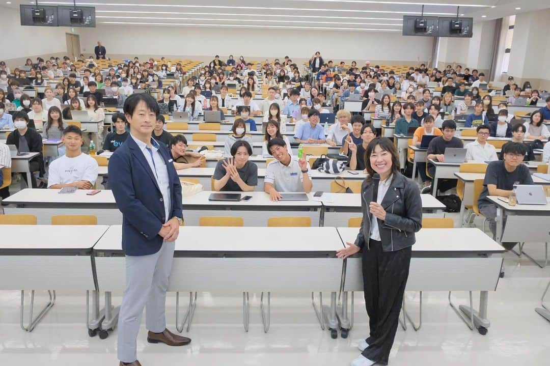 小西美穂のインスタグラム：「きのうの投稿の続きをご報告します！ 安倍元首相銃撃事件から1年が経ちました。関西学院大学での私の担当科目「テレビ報道論」に、ゲストスピーカーとして鈴木エイトさんをお迎えしました🧑‍🎓🏫📚 ⁡ テーマは「宗教カルトと政治〜メディアは何を伝えたか」。エイトさんは統一教会への20年間にわたる取材経験を通じて、本当に興味深い話をしてくださり、素晴らしい講義となりました。「ミヤネ屋」高田純一プロデューサーも急きょ来訪し、参加者は330人超。皆、真剣な眼差しで聞き入り、学生からは鋭い質問も飛び出しました。 ⁡ 大学の支援を受けながら安全管理もしっかりと行い、準備には時間と労力をかけました。でも、学生たちから「知る喜び」「考える喜び」を感じることができて、開催してよかったと心から思いました。皆さん、ありがとうございました！！ ⁡ #鈴木エイト #報道 #ジャーナリズム #ゲスト講義 #ミヤネ屋 #関西学院大学 #総合政策学部 #知る喜び #学ぶ喜び #生きた授業」