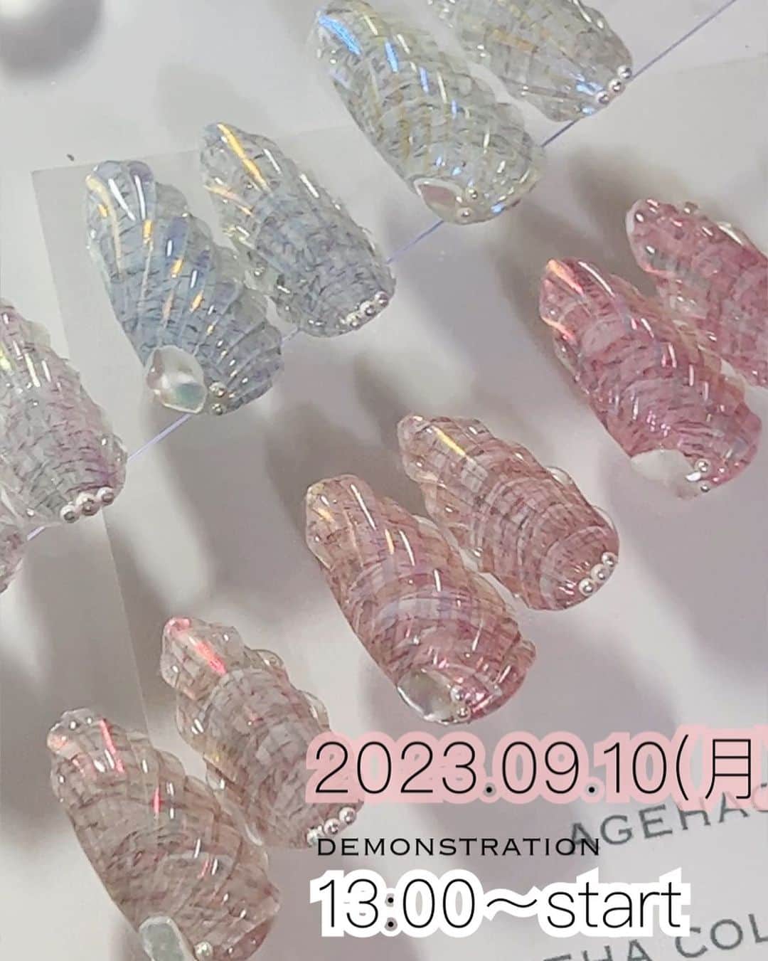 agehaのインスタグラム：「agehaデモンストレーション アートスケジュール  2023.07.10(月) agehaデモンストレーション  PM13:00start  『もふもふマーメイド』  新色もふもふシリーズと agehaACパウダーで 異素材質感ネイルをご紹介！ ファイバーは冬だけじゃない！ オールシーズン楽しめるように グリッター配合しました^ ^ 可愛いもふもふマーメイドを ご紹介します！  『マーブリングフラワー』  新商品のインクリキッドと 新色グラカラーシリーズと agehaミニライトの二刀流を デモンストレーション予定です^ ^  インクリキッドの 新しい使い方を ぜひ、要チェックしてください❤️  #agehagel」