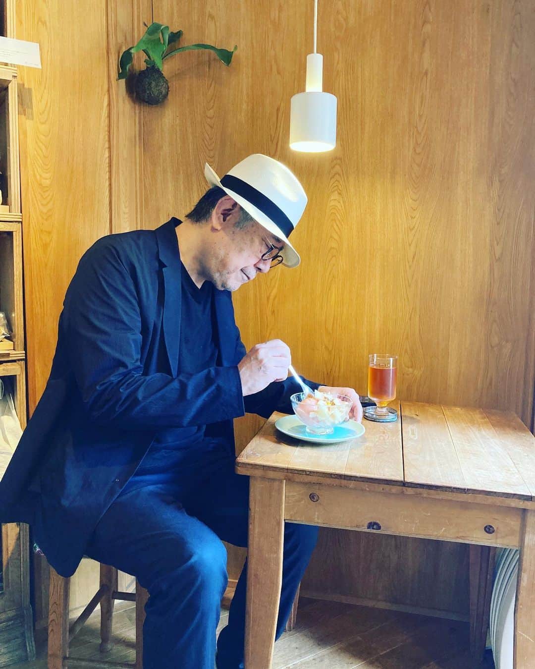松本隆さんのインスタグラム写真 - (松本隆Instagram)「六甲道puroでkobeccoの撮影。年中やってるような。桃パフェ食べながら、編集田中さんと店主の千尋さんと会話。ここにいると何故かオシャレな気分になる。」7月8日 14時53分 - takashi_matsumoto_official