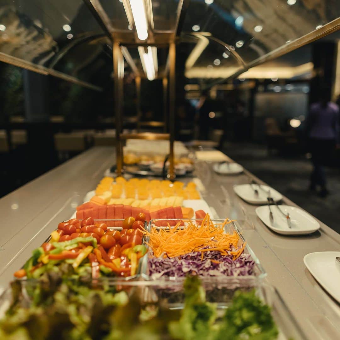 タイ航空のインスタグラム：「Delight your senses at Thai Airways Lounge! 🌱🍓 Indulge in a tantalizing array of fresh salads, juicy fruits, and mouthwatering desserts. 🥗🍉🍰   #thaiairways #smoothassilk #ThaiAirwaysLounge #FreshFlavors #SweetSensations #CulinaryParadise #TasteBudJourney #tg #suvarnbhumiairport #salad #dessert」