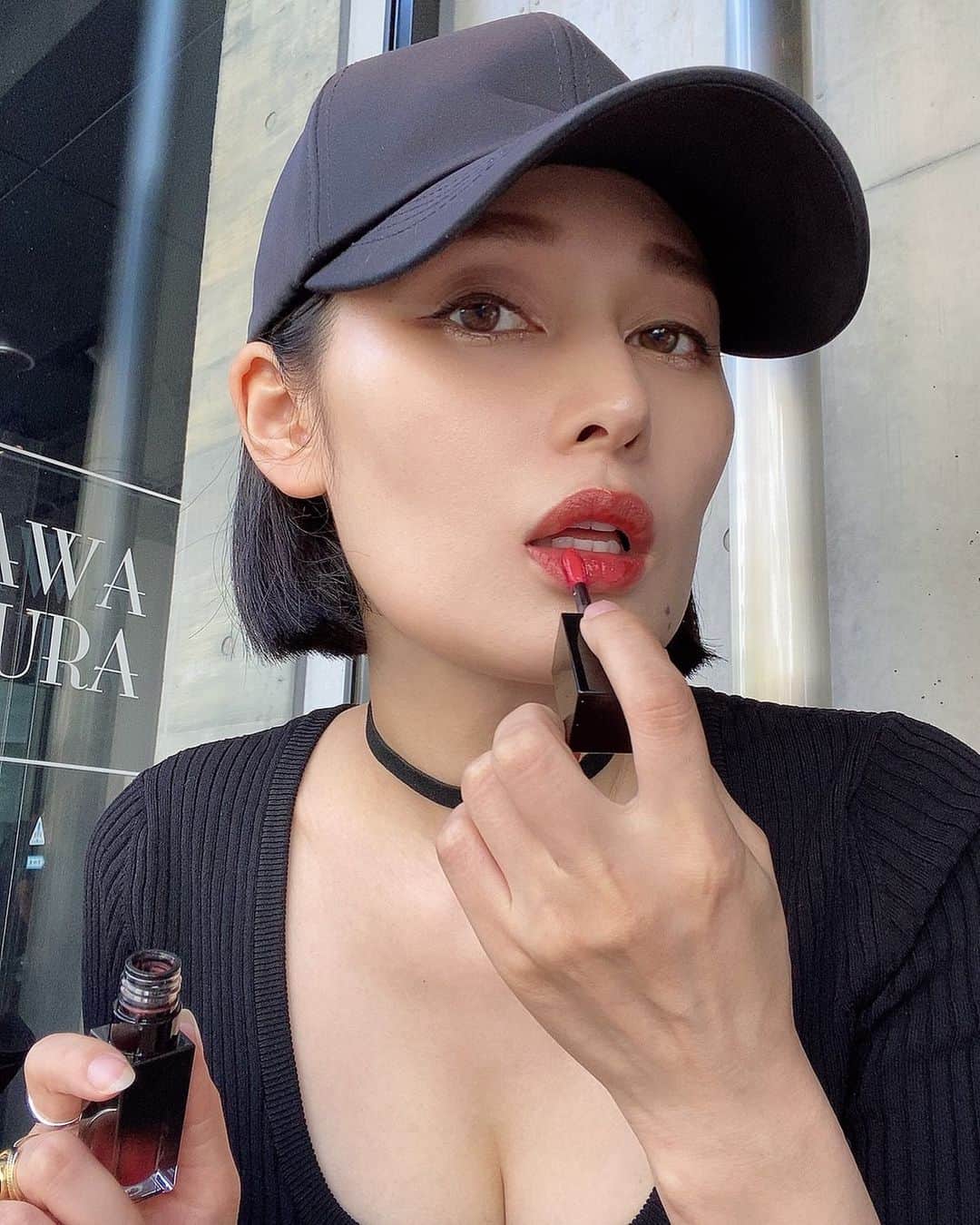 佐藤乃莉のインスタグラム：「なんだかんだで、メイク濃い目に💄 落ちつく佐藤です🪞  #リップティント #red#キャップ女子」