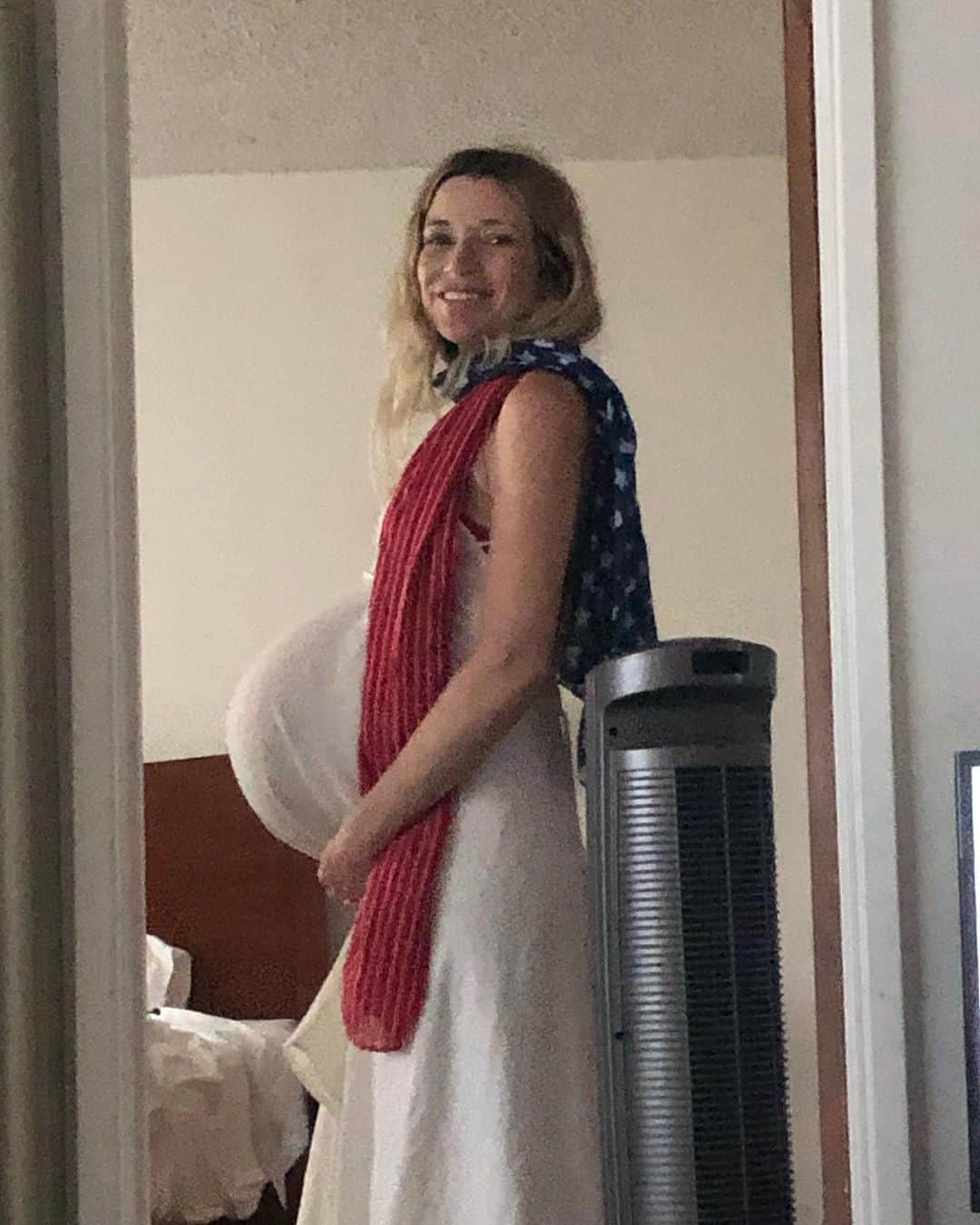 チャド・マイケル・マーレイのインスタグラム：「Baby #3 loading… ❤️ Anyone know any new gadgets for babies? It’s been a bit since we had one.   Ps- forgive the quality of the photo- alas I’m still on IPhone 8 becoz I love the button and won’t trade it away. Sometimes I see ppl staring at my phone with button envy and I get it.」