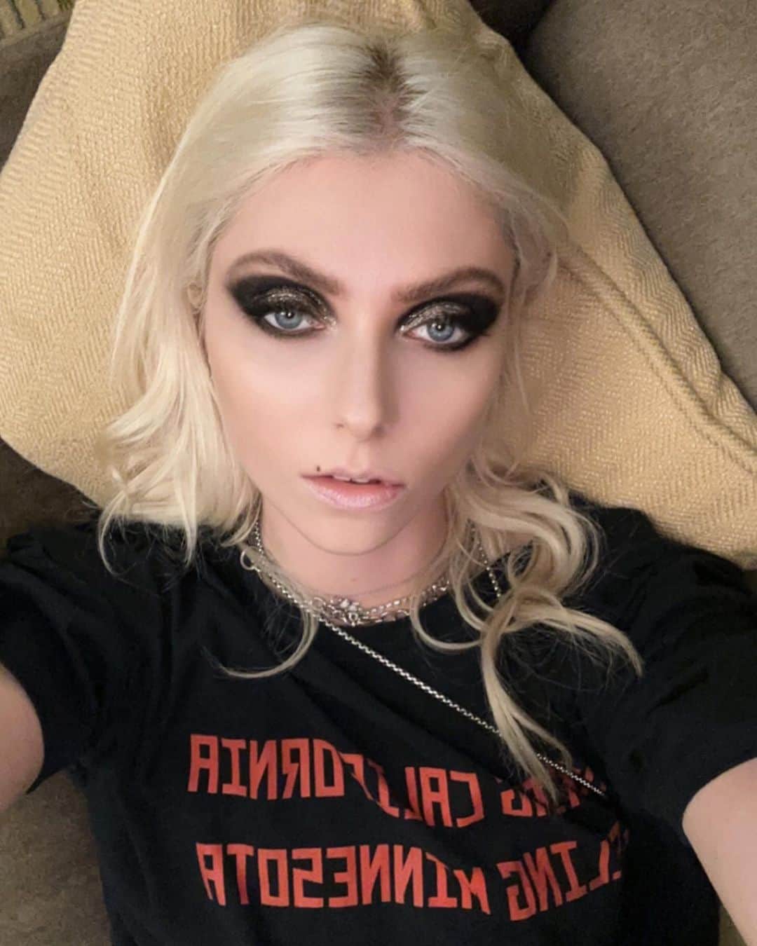 テイラー・モンセンのインスタグラム：「That’s a WRAP!  Thank you @summerfest and everyone who came out to make our last #deathbyrockandrolltour show AWESOME…see you on the flip side ❤️❤️❤️ 💄 @theartistsg」