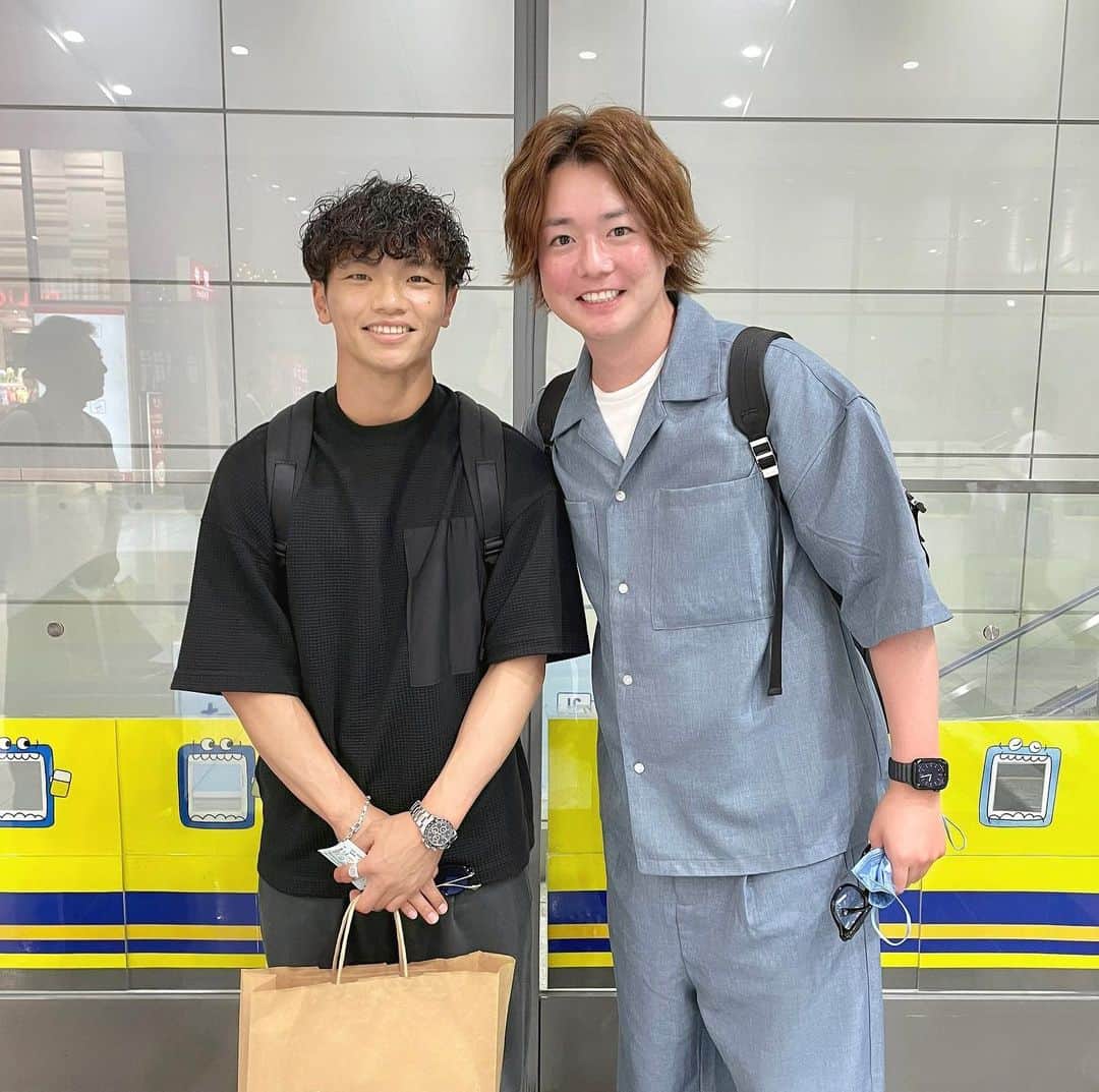 しゅうぺいのインスタグラム：「好きなサッカー選手✨ 旗手怜央選手⚽️ 怜央くんが僕に気づいて声かけてくれた😊 嬉しかった！ありがとう！ 初対面だけどそんな感じしなかった✨ これからも応援してます☺️  #旗手怜央 選手 #セルティック #Celtic #川崎フロンターレ #frontale」