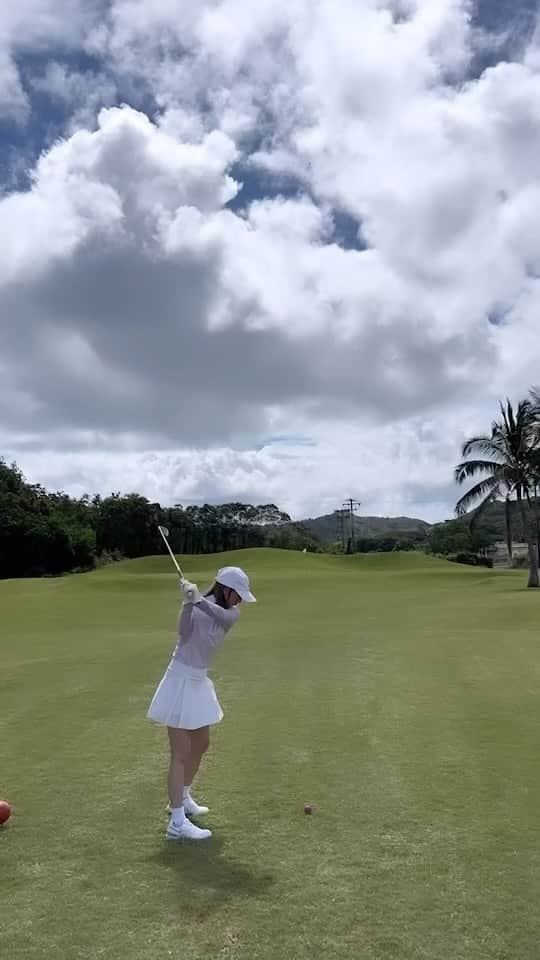 伊藤千晃のインスタグラム：「初、コースデビュー👏笑  あれが、それで、これで、あれで、  みたいなところがいっぱいありますが、 とりあえず初めてコースに出て、 とにかく打って、打って、打って、 走って、走って、走って、 でした🤣  でも楽しいと思えたので、 ハワイでゴルフ練習、頑張るぞ🏌️‍♀️  #ハワイゴルフ  #bayviewgolfcourse  #ゴルフ女子」