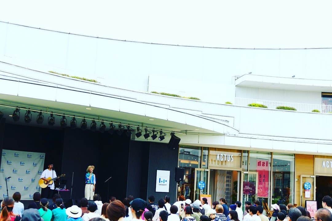 山田義孝のインスタグラム：「🫧🫧🫧 ららぽーと立川立飛にてリリイベ✌︎✨ 沢山の人が駆けつけてくれました。 『備忘録音』を直接手渡せて嬉しかったよ✨ また会う日まで元気でね！ 明日はタワレコ横浜ビブレで リリースイベントです🔥🔥🔥 どうぞよろしくね😆 #吉田山田 #備忘録音」