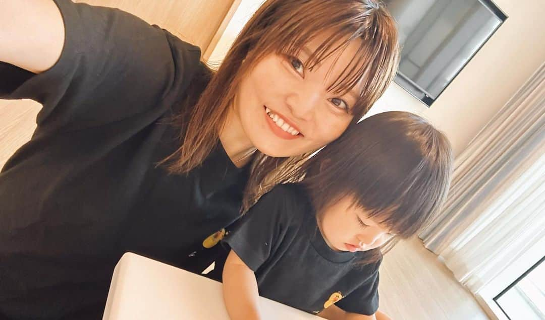 とぎもちさんのインスタグラム写真 - (とぎもちInstagram)「. 私のブランド Ip soo riから 新たにTシャツ販売開始‼️  サイズも豊富で 子どもと親子で着れちゃう🥺💓  デザインは2種類で どちらも黒、白、ピンクの3色💕  YouTubeで動画も出しているので サイズ感はそちらを参考にしてください✨  リンクは ストーリーやYouTubeチャンネルから飛べます！  #ipsoori #イプスリ #くちびるくん #くちびる君 #とぎもち #ちびもち #親子コーデ #Tシャツ #tシャツ親子コーデ #とぎもちTシャツ #とぎもち服 #とぎもちイプスリ #입술이」7月8日 15時23分 - togistagram