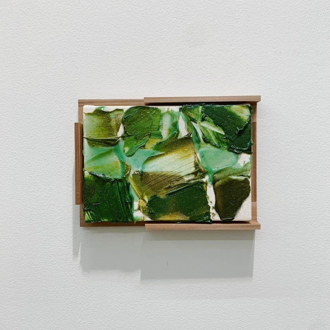 Sonoko Suzukiのインスタグラム：「🌿🍀💚  麦穂の音に耳寄せ。  まだ青い麦畑を風が爽やかに通り抜けて サラサラした葉の重なる音が聞こえてきそうな絵。  茶の道を嗜む私には抹茶に見えちゃったんだけど🤭  床の間にこれを飾って茶道とメディテーションクラスを開くのが最近の夢です。  忙しくてバタバタしてて だいぶご無沙汰してしまったインスタ投稿ですが、 またぼちぼち再開しよっと♡  2023も折り返し地点。 あっという間に過ぎる時間をいかに充実させるかが課題。  疲れてなにもできない/しないなんて勿体無い。  後半は駆け抜けよう！  #岡崎乾二郎 #おかざきけんじろう #tsca #modernart #artwork #takurosomeyacontemporaryart  #Thewindthatshakesthebarley」