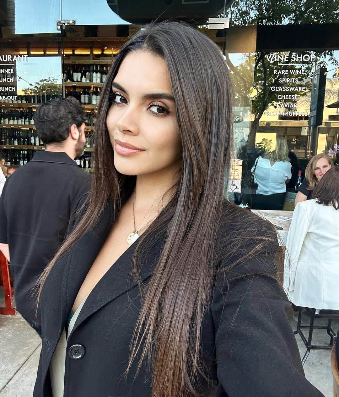 パオラ・ポーリンのインスタグラム：「Business and producing meetings kind of day ! 🫶🎥👩‍💼」