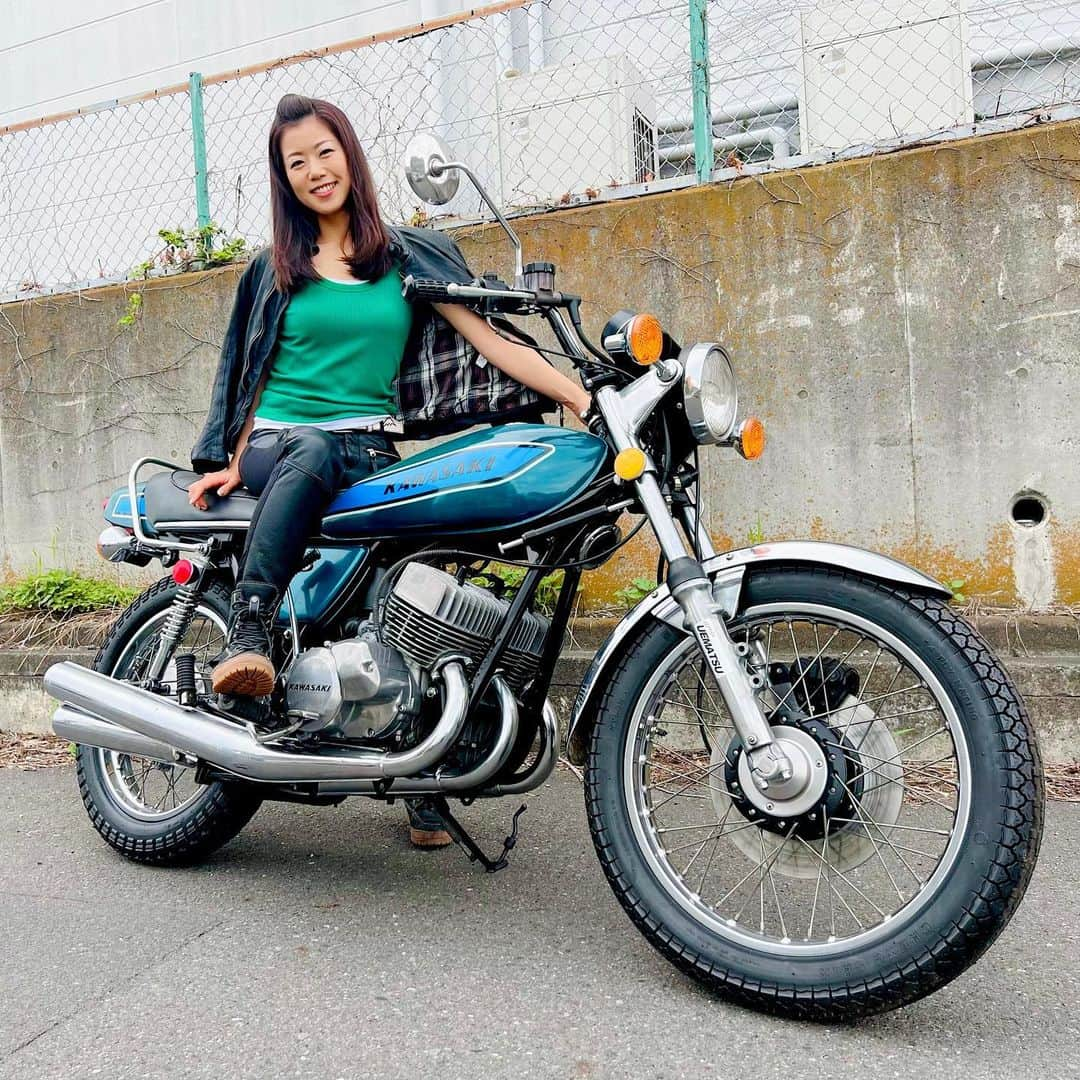 木村亜美さんのインスタグラム写真 - (木村亜美Instagram)「本日撮影 ！ #ZeppanUEMASTU さんにて KAWASAKI 500SS お借りしました😍 . . ■ 旧車/絶版車 ウエマツ @zeppan_uematsu  . . .  #KAWASAKI #500ss #カワサキバイク  #旧車 #絶版車 #クラシックバイク #ヴィンテージバイク #Machiii  #八王子 #木村亜美 #KUSHITANI #旧車女子  #キャブ車  #造形社 #単車倶楽部 #クラシック  #3気筒」7月8日 15時28分 - ami_kimura0327