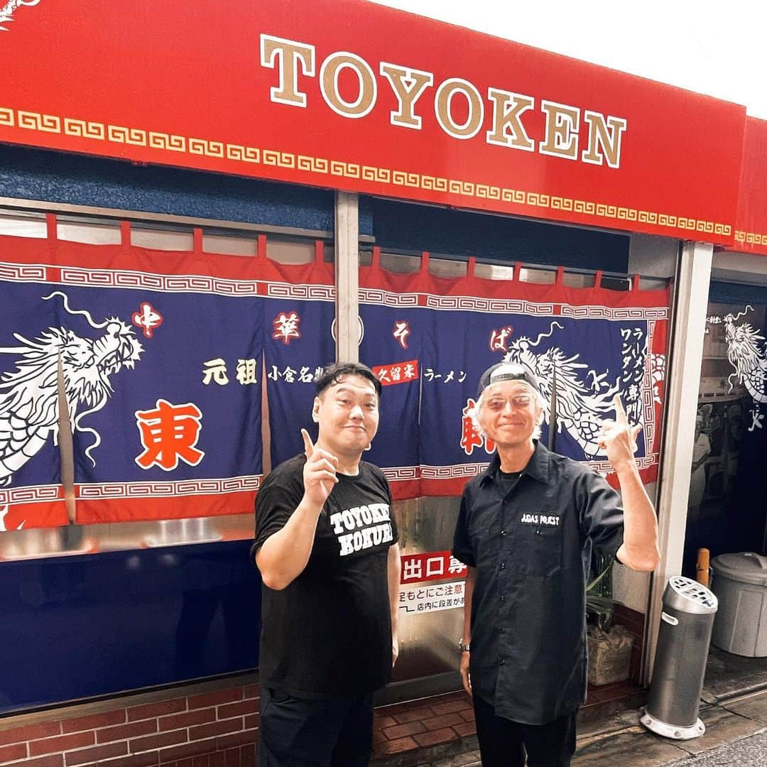 マーク・パンサーさんのインスタグラム写真 - (マーク・パンサーInstagram)「小倉名物 東洋軒小倉店🍜  2021年6月に閉店した、創業60年の「東洋軒」が今年の頭「東洋軒小倉店」として復活しました！  名店の閉店を受け、2022年に1人の人物が東洋軒の復活を目指し、動き出すこととなります。 その人物が15年以上の友達で、今回のイベントの主催者！ 小倉生まれ小倉育ちの彼は、幼い頃から慣れ親しんだ東洋軒のラーメンに惚れ込み、ファン歴は30年以上。それまで東京を中心に飲食店を展開していましたが、突如閉店した愛するラーメン店の復活に向け、地元にUターンを決意。すごすぎます！ かつて東洋軒で腕を奮っていたお弟子さんの元を訪ね修業し、試行錯誤を重ねオープンさせました！ 開店前のお店に少し二日酔いのまま行ってきました♪   シンプルな「ラーメン」（800円）を頼んで、待ってると、芸術作品がやってきました！ スープをまずいただく〜 香りはガツンとこってり、後味はまろやかであっさりとしたスープっす！ 口の中にドロっとしたものも残らず、かといって味が淡白なわけではなく、うま味もしっかりあります。 麺はモッチリとした弾力が特徴の中太ストレート麺！九州というと細麺のイメージですが、これがまたまたスープに絡み最高です！ラーメン皿の中央に乗っているのは、ピンクのタケノコ！これをワンタンと麺と一緒にパクリ😋 幸せな朝でした！ 北九州に行く際は是非立ち寄ってみてください！　 食べ終わって外に出たら、開店前なのに行列が！ そんだけ地元に大人気なうまい最高なこっさりラーメンでしたよ👍  東洋軒小倉店 住所／北九州市小倉北区黄金1-3-25」7月8日 15時29分 - marcpanther