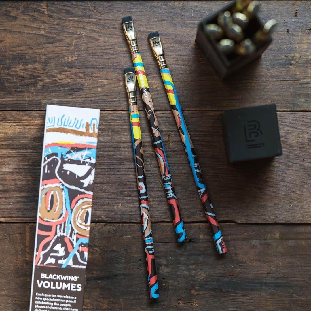 TOOLS to LIVEBY / 禮拜文房具のインスタグラム：「- New Arrivals!  新款鉛筆Blackwing Vol.57，筆環上印有皇冠符號，搭配筆身的塗鴉風格，是向藝術家Jean-Michel Basquiat和他的作品致敬。  - 80年代的傳奇藝術家Jean-Michel Basquiat，擅長用大膽色彩和不受拘束的構圖創作，VOL.57代表著他曾在紐約市大瓊斯街 57 號完成許多著名作品。  #BlackwingPencil #Blackwing57 #PencilCollection #限量版鉛筆」