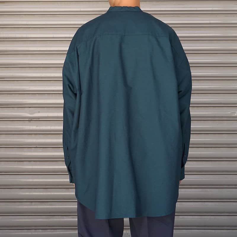 MāWさんのインスタグラム写真 - (MāWInstagram)「[Graphpaper] “Oxford Oversized Band Collar Shirt”  Graphpaper定番アイテムである“Oxford Oversized Band Collar Shirt”の今シーズンのコレクションカラー”Dark Green”。  太めの綿糸を使用した分厚いオックスフォード生地と、シルエットやディテールなど独自のバランスを追求したGraphpaperらしいこだわりがふんだんに詰まったアイテム。  広めの幅で取られた背面のヨーク位置や袖山が身体にフィットするよう肩の傾斜をきつく設定するなど、体格に左右されることなくリラックスした着用感と美しいシルエットの両立を実現しました。  ぜひ店頭・INS ONLINE STOREにてご覧ください。  ▶︎ #graphpaper #mawsapporo #MāW #insonline #sapporo」7月8日 15時42分 - maw_sapporo