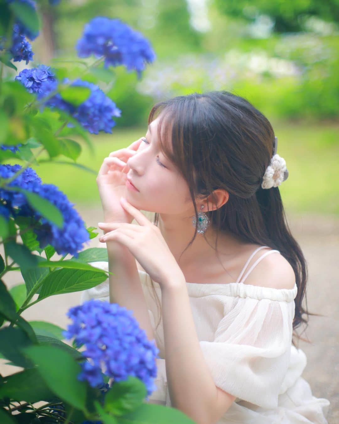 ちかちゃのインスタグラム：「. うなぎのタレごはんが待っている . . . photographer:) @sak1photo #ポートレート #さきふぉと専属モデル #あじさい #紫陽花」