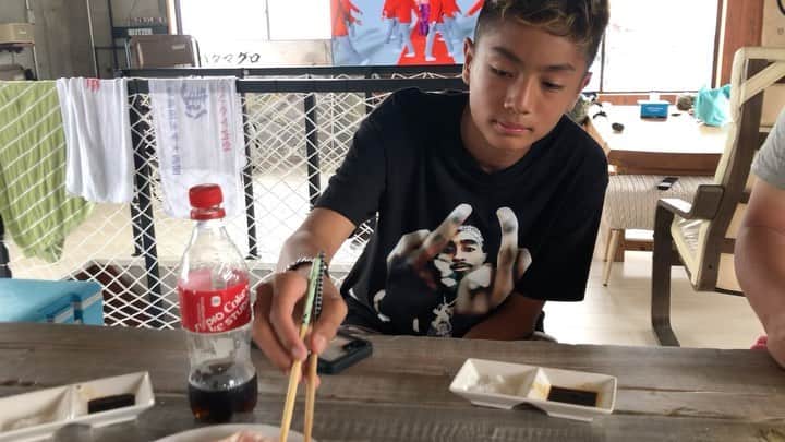 石塚啓次のインスタグラム：「釣った鰤と鯛！ おじさんは刺身よりカマ焼き派！ 鯛茶漬けの山椒乗せは3杯いきました！ 激ヤバ！  #石塚啓次 #YouTube #宵宵祇園  #yoiyoigion  #ブエナビスタデポルテ #buenavistadeporte #バルセロナ」