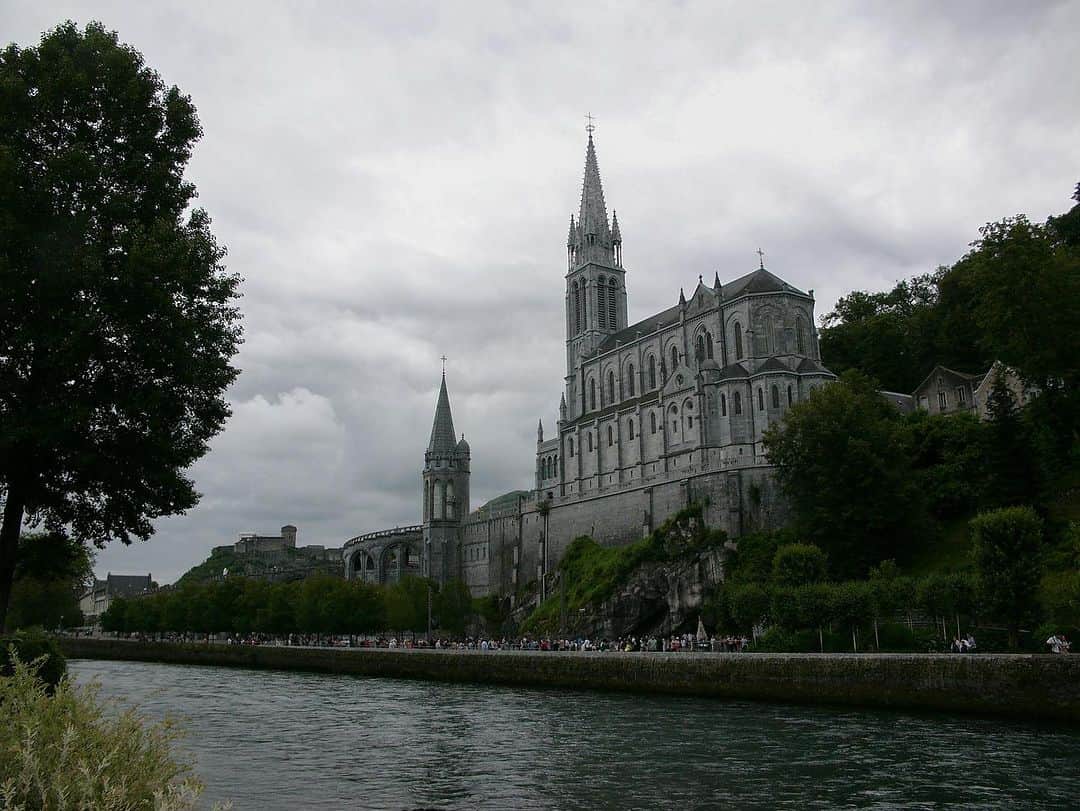 フローラン・ダバディーさんのインスタグラム写真 - (フローラン・ダバディーInstagram)「Two days in Lourdes, always a grey but very poetic sky over the sanctuary。ピレネ山脈の麓にあるルールド市、いつも神秘的で美しい墨色空。#tourdefrance2023 #digilux2」7月8日 15時50分 - florent_dabadie