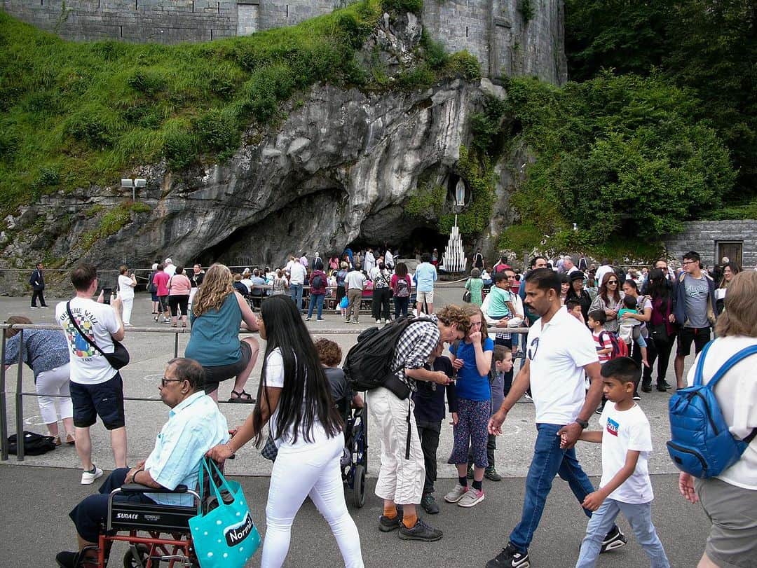 フローラン・ダバディーさんのインスタグラム写真 - (フローラン・ダバディーInstagram)「Two days in Lourdes, always a grey but very poetic sky over the sanctuary。ピレネ山脈の麓にあるルールド市、いつも神秘的で美しい墨色空。#tourdefrance2023 #digilux2」7月8日 15時50分 - florent_dabadie
