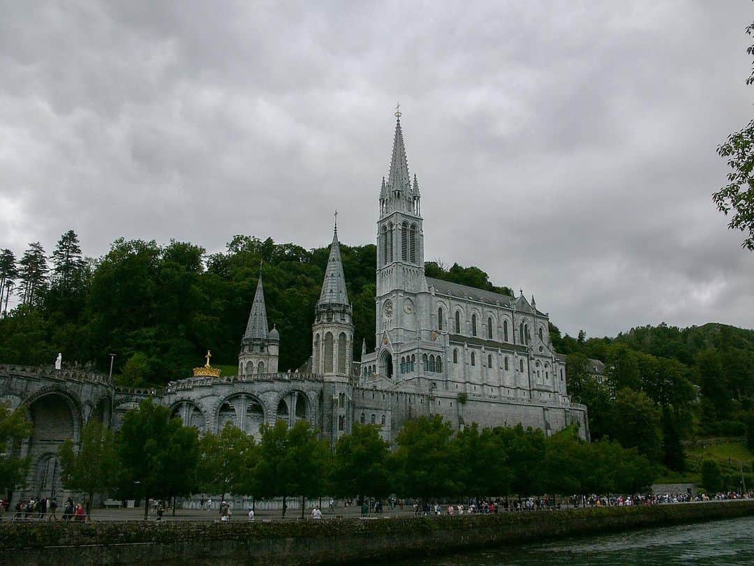 フローラン・ダバディーのインスタグラム：「Two days in Lourdes, always a grey but very poetic sky over the sanctuary。ピレネ山脈の麓にあるルールド市、いつも神秘的で美しい墨色空。#tourdefrance2023 #digilux2」