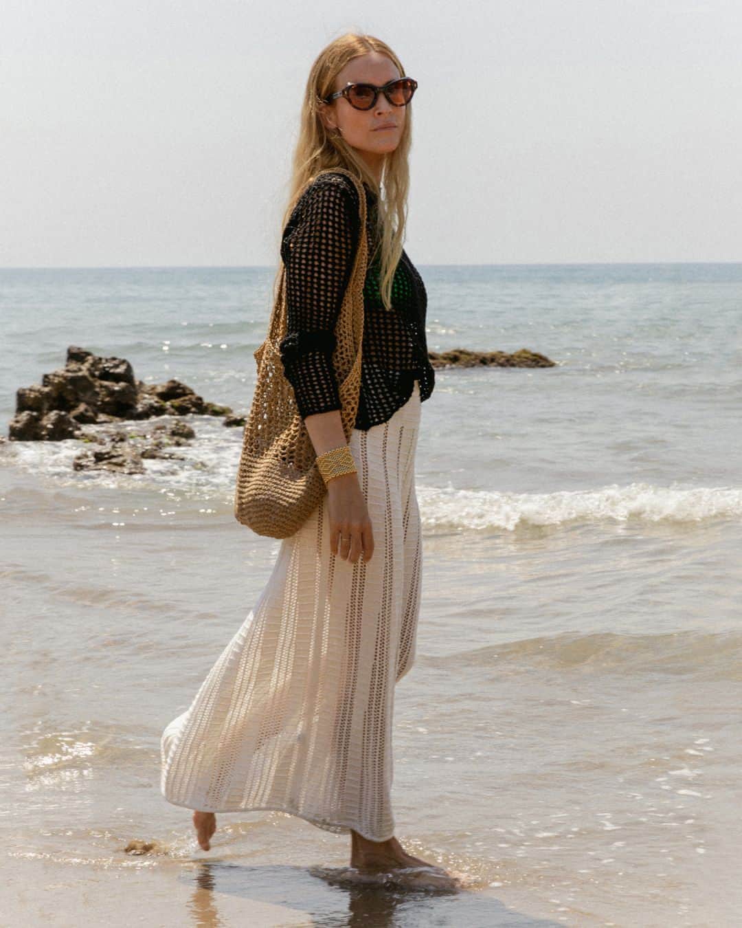 MANGOのインスタグラム：「Holidays are just around the corner! Get inspired for your walks on the beach with the look from our #MangoGirl @blancamiro ⁣ Sweater: 57030255 ⁣ Skirt: 57040256 ⁣ Bag: 57010034 ⁣ #MangoGirls」