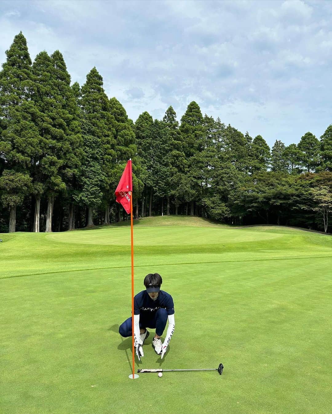 青木瞭さんのインスタグラム写真 - (青木瞭Instagram)「先日のゴルフの時の写真です🙆‍♀️  シューズはキャロウェイ、 それ以外は一式、PEARLY GATESで🤤  ちゃんと、待ち時間に撮っているので、プレー進行の妨げはしておりません🙋‍♀️  皆様ご存じ、仲のいい『あの人』と行ってきたので、いつかそれも報告できたらいいな  3枚目はパー3でのミラクルショットでした🫡 もう少しで、ホールインワン。。笑 とにかく楽しかったー！」7月8日 16時00分 - aoki__ryo