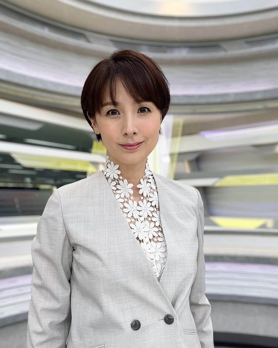 野村真季のインスタグラム：「ANNニュース 着用衣装  1〜3枚目 7/5 午後ニュース  4〜6枚目 7/4 午後ニュース  #テレビ朝日 #アナウンサー #アナウンサー衣装 #ootd #40代コーデ #40代ファッション #50代ファッション #大人コーデ #大人ファッション  #野村真季」
