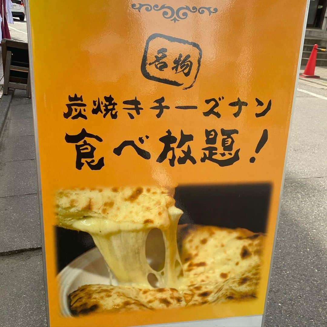杉山優華さんのインスタグラム写真 - (杉山優華Instagram)「🍛🇮🇳🫓 . . . . 下北沢の「印度」というお店にランチ行きました！ 🇮🇳チーズナン 🇮🇳日替わりカレー４種 🇮🇳ライス が食べ放題の満腹コースにしたよ😳(サラダも付いてる) 小ぶりのチーズナンなので、焼きたてチーズとろとろのナンがおかわりできます、、！天国！ カレーは自分で取りに行くブュッフェスタイルで、こちらも熱々のルーがずっと食べられるから最高です🔥 . . そんでもってラッシークリームソーダもいただいたのですが、微炭酸で美味しかった😢✨ 絶対また行くぞ〜🇮🇳🇮🇳 . . PR @indoshimokitazawaten #印度 #印度下北沢店 #下北沢グルメ #下北沢カレー #ナン食べ放題」7月8日 15時56分 - fbyuuka29