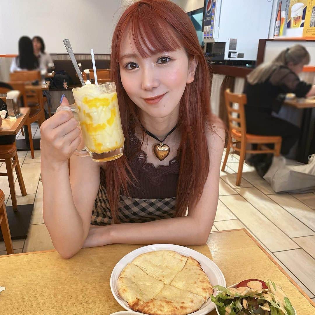 杉山優華さんのインスタグラム写真 - (杉山優華Instagram)「🍛🇮🇳🫓 . . . . 下北沢の「印度」というお店にランチ行きました！ 🇮🇳チーズナン 🇮🇳日替わりカレー４種 🇮🇳ライス が食べ放題の満腹コースにしたよ😳(サラダも付いてる) 小ぶりのチーズナンなので、焼きたてチーズとろとろのナンがおかわりできます、、！天国！ カレーは自分で取りに行くブュッフェスタイルで、こちらも熱々のルーがずっと食べられるから最高です🔥 . . そんでもってラッシークリームソーダもいただいたのですが、微炭酸で美味しかった😢✨ 絶対また行くぞ〜🇮🇳🇮🇳 . . PR @indoshimokitazawaten #印度 #印度下北沢店 #下北沢グルメ #下北沢カレー #ナン食べ放題」7月8日 15時56分 - fbyuuka29