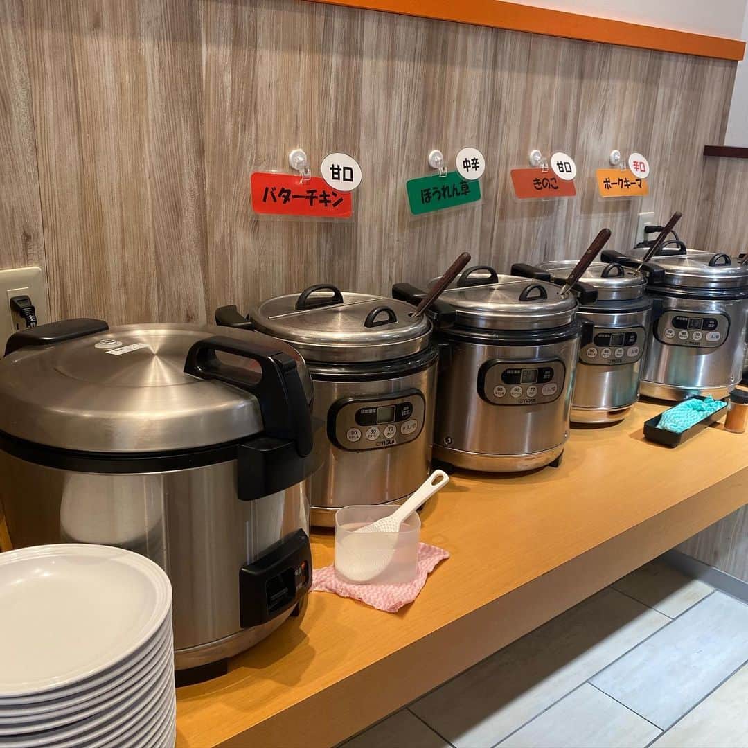 杉山優華さんのインスタグラム写真 - (杉山優華Instagram)「🍛🇮🇳🫓 . . . . 下北沢の「印度」というお店にランチ行きました！ 🇮🇳チーズナン 🇮🇳日替わりカレー４種 🇮🇳ライス が食べ放題の満腹コースにしたよ😳(サラダも付いてる) 小ぶりのチーズナンなので、焼きたてチーズとろとろのナンがおかわりできます、、！天国！ カレーは自分で取りに行くブュッフェスタイルで、こちらも熱々のルーがずっと食べられるから最高です🔥 . . そんでもってラッシークリームソーダもいただいたのですが、微炭酸で美味しかった😢✨ 絶対また行くぞ〜🇮🇳🇮🇳 . . PR @indoshimokitazawaten #印度 #印度下北沢店 #下北沢グルメ #下北沢カレー #ナン食べ放題」7月8日 15時56分 - fbyuuka29