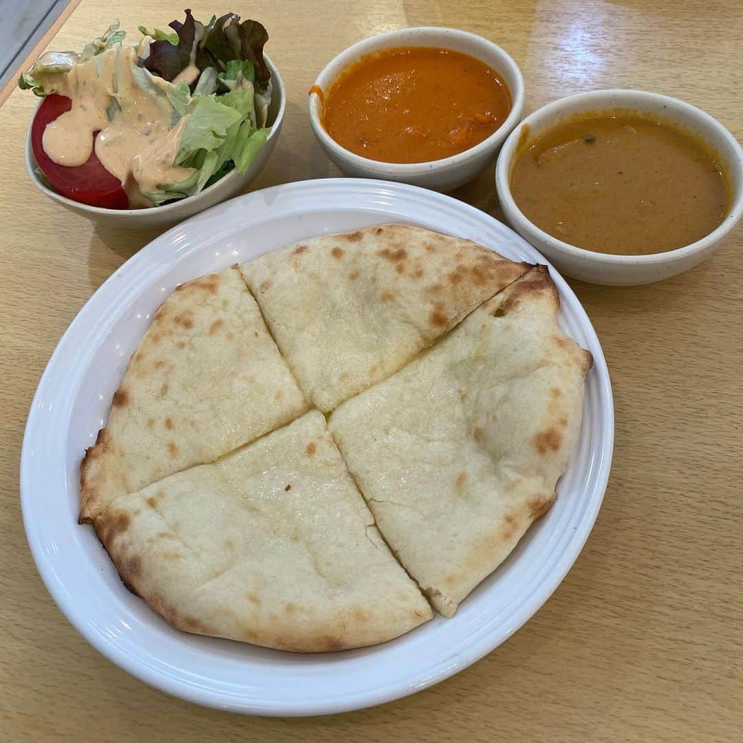 杉山優華さんのインスタグラム写真 - (杉山優華Instagram)「🍛🇮🇳🫓 . . . . 下北沢の「印度」というお店にランチ行きました！ 🇮🇳チーズナン 🇮🇳日替わりカレー４種 🇮🇳ライス が食べ放題の満腹コースにしたよ😳(サラダも付いてる) 小ぶりのチーズナンなので、焼きたてチーズとろとろのナンがおかわりできます、、！天国！ カレーは自分で取りに行くブュッフェスタイルで、こちらも熱々のルーがずっと食べられるから最高です🔥 . . そんでもってラッシークリームソーダもいただいたのですが、微炭酸で美味しかった😢✨ 絶対また行くぞ〜🇮🇳🇮🇳 . . PR @indoshimokitazawaten #印度 #印度下北沢店 #下北沢グルメ #下北沢カレー #ナン食べ放題」7月8日 15時56分 - fbyuuka29
