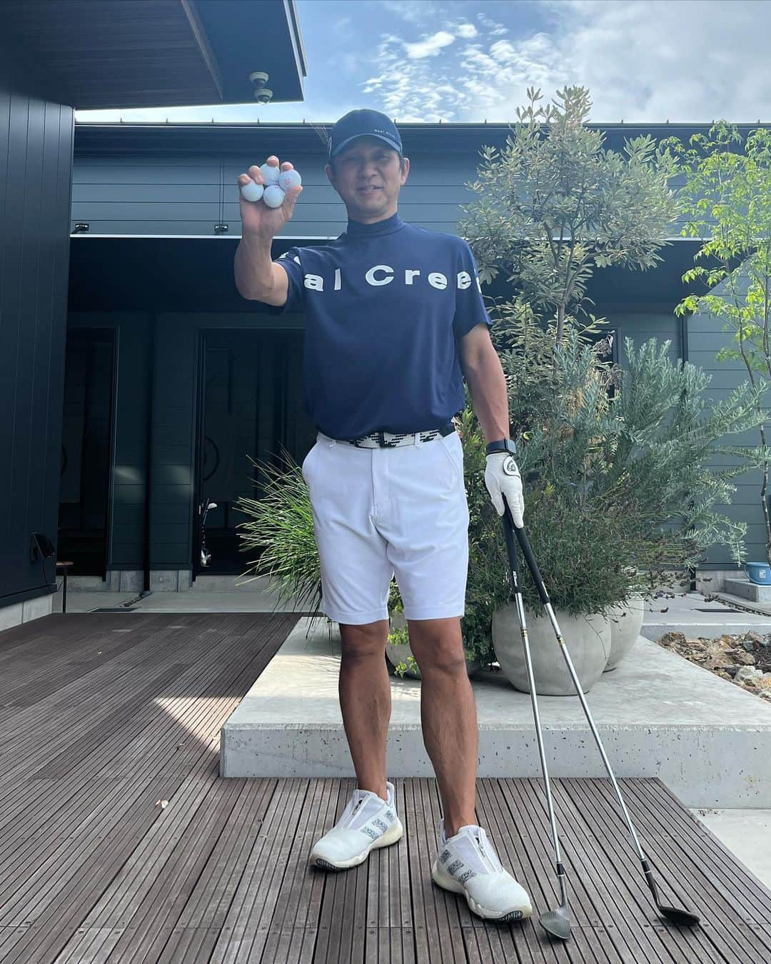 横田英治のインスタグラム：「またまたゴルフダイジェストさんの撮影📸  今日のテーマは『夏ラフ』⛳️ #ゴルフダイジェスト  #ヒールクリーク  #グラインドスタジオ  #グラファイトデザイン  #イオミック @clubhouse.17」